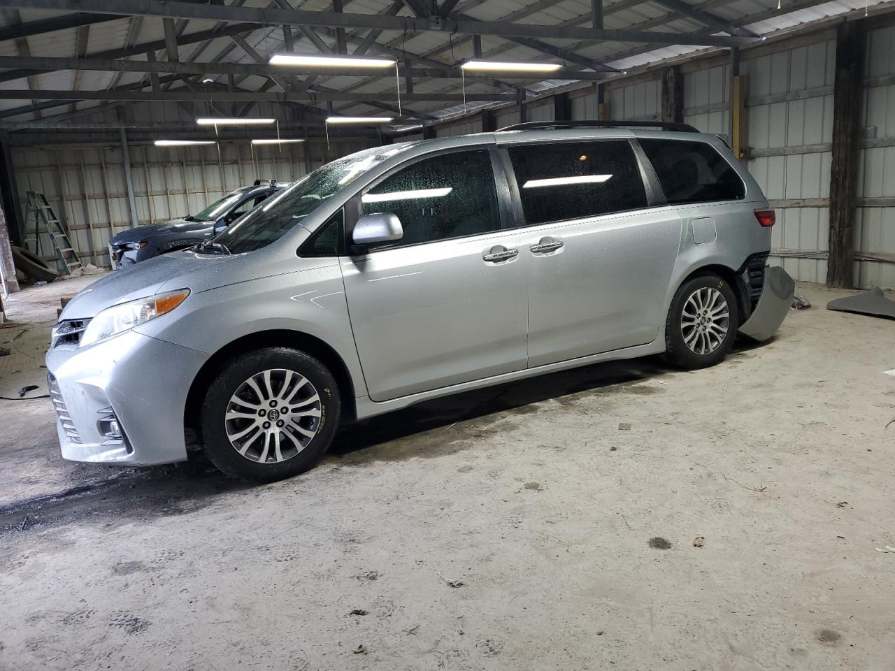 TOYOTA SIENNA XLE