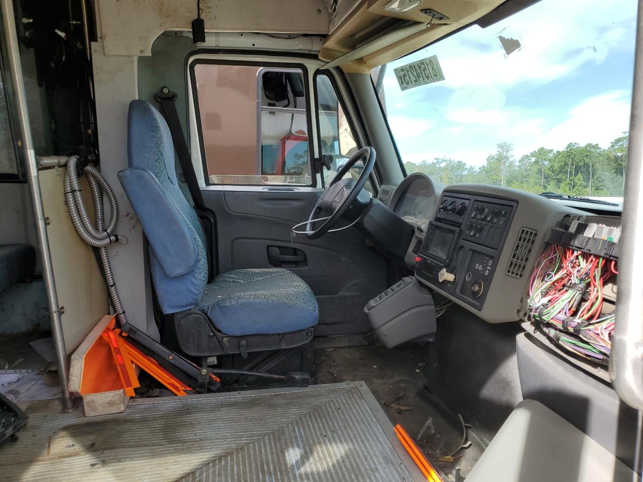 Lot #3268916262 2009 CHAR PASS BUS