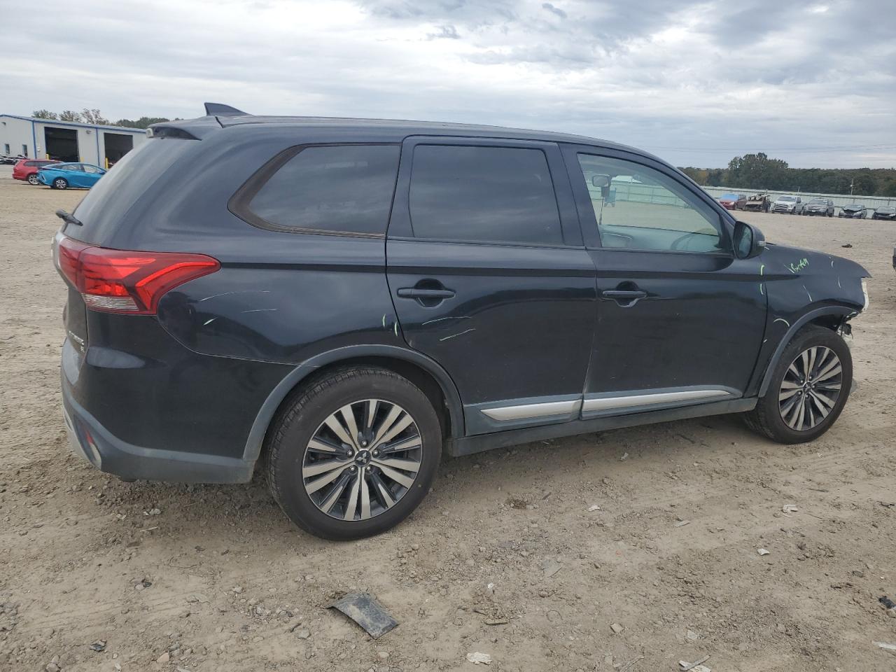 MITSUBISHI OUTLANDER SE