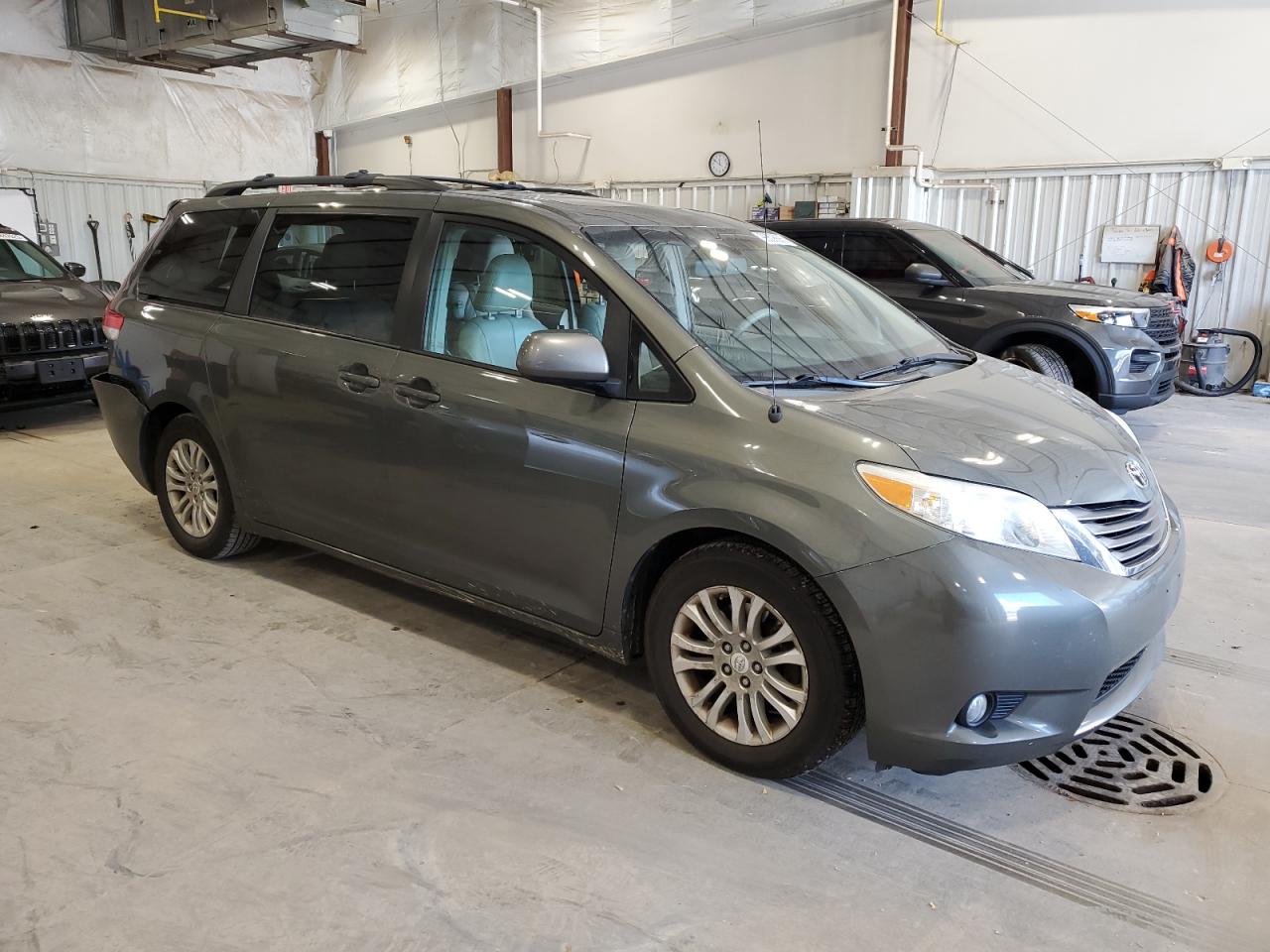 TOYOTA SIENNA XLE