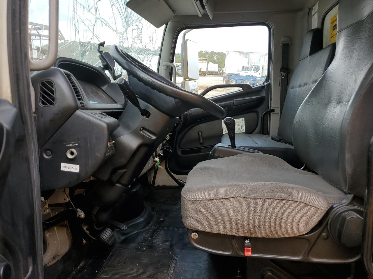 Lot #3268843237 2012 HINO 258/268