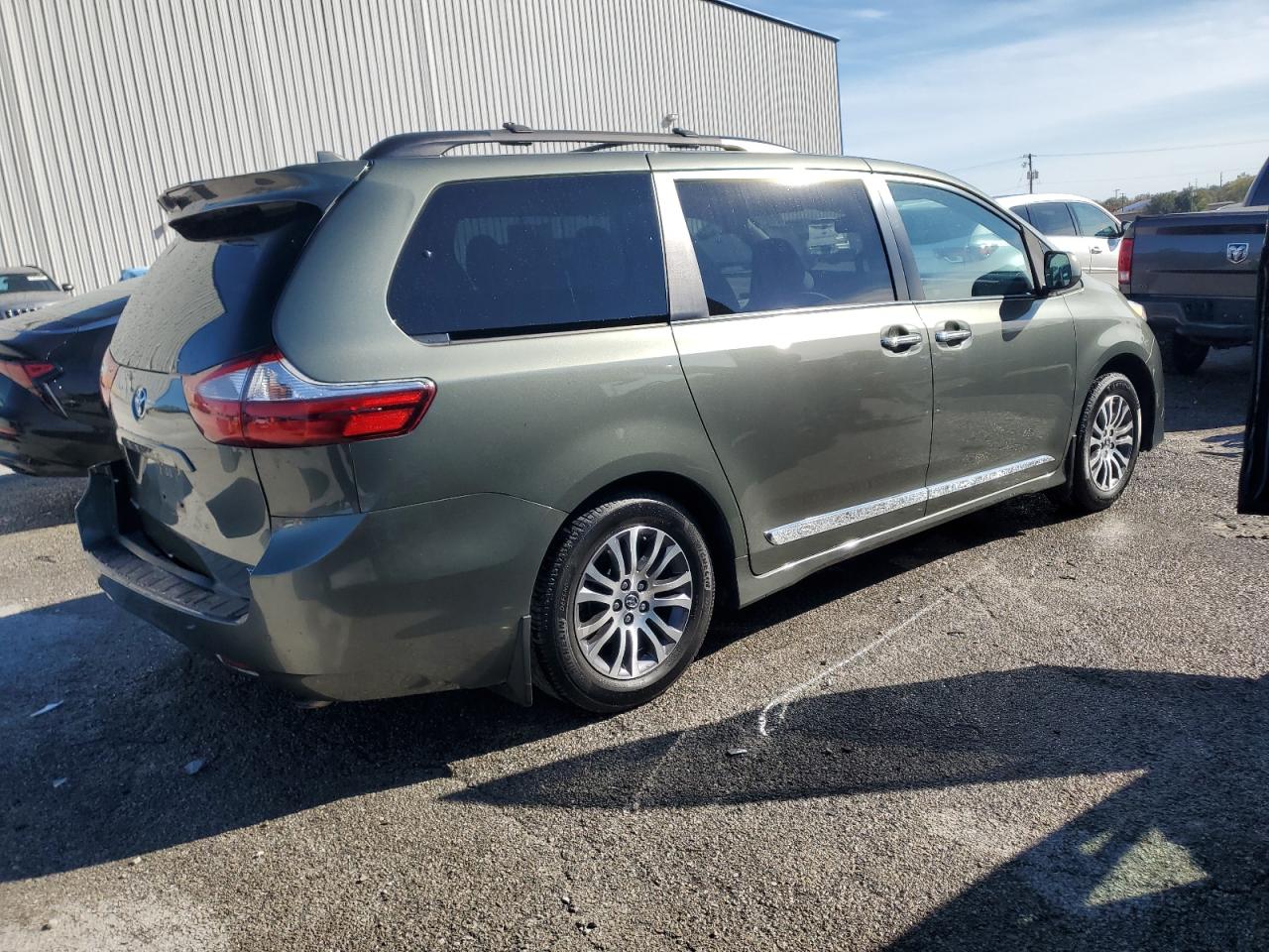 TOYOTA SIENNA XLE