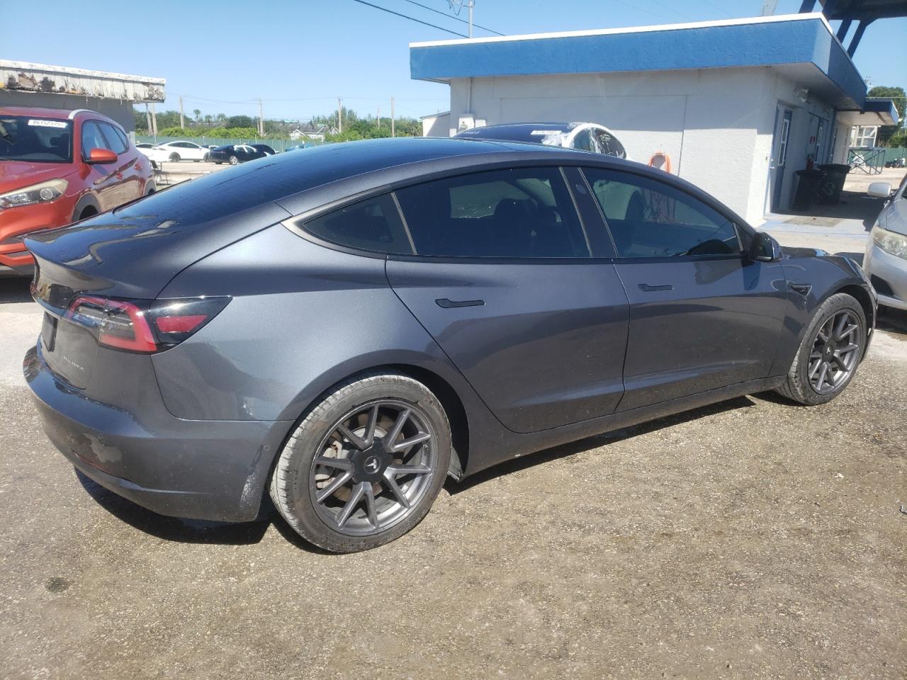 TESLA MODEL 3