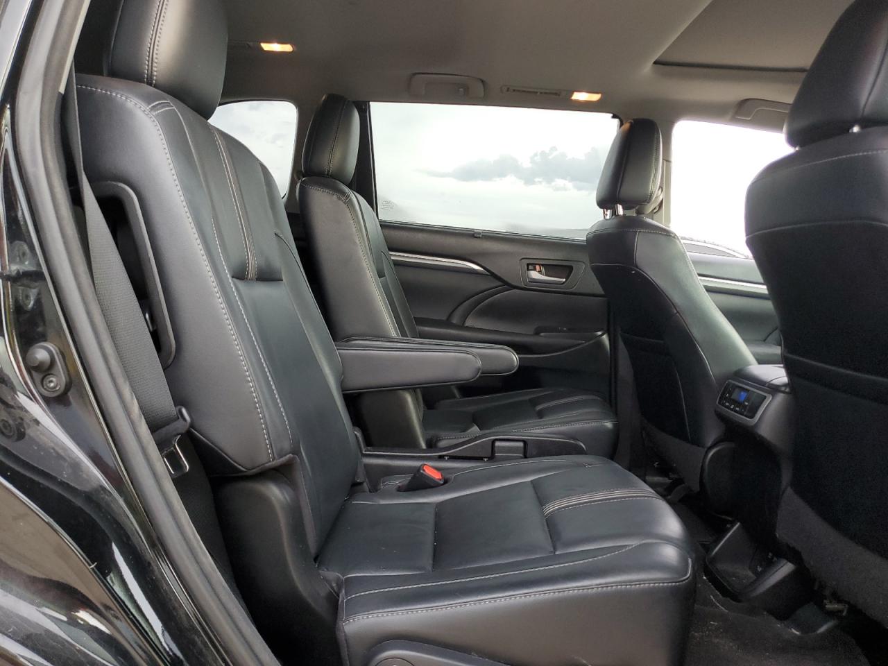 TOYOTA HIGHLANDER SE