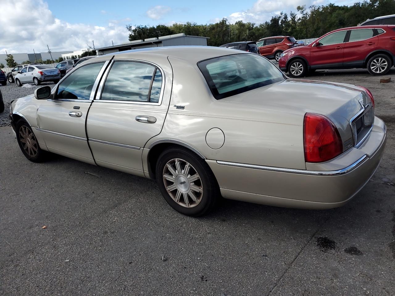 LINCOLN TOWN CAR SIGNATURE LIMITED