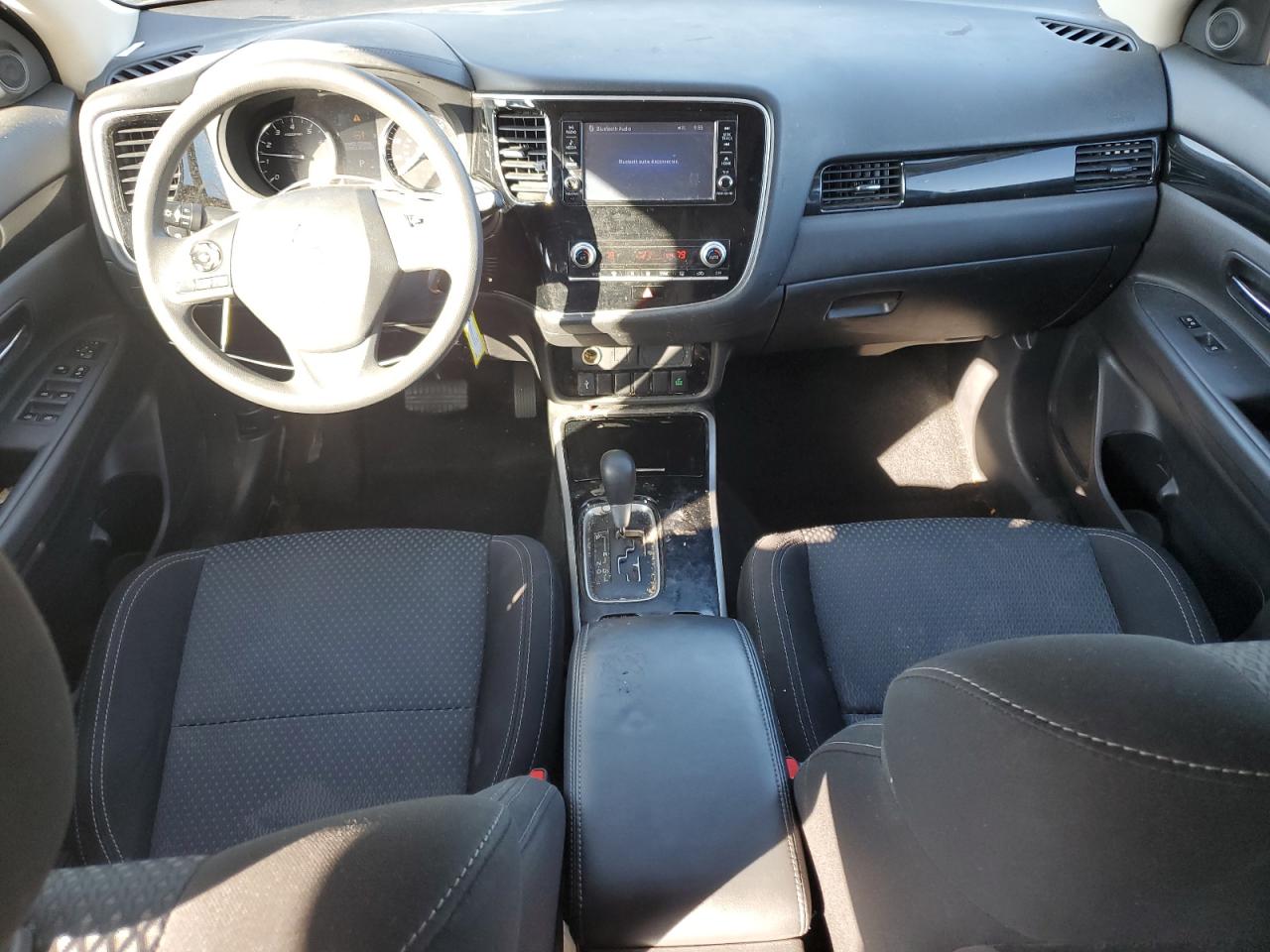 MITSUBISHI OUTLANDER SE