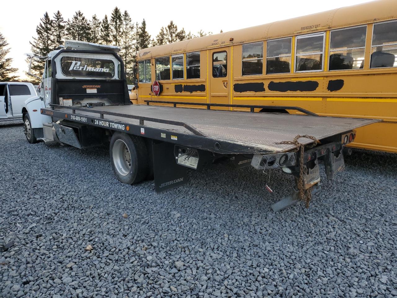 Lot #3315781386 2019 PETERBILT 337