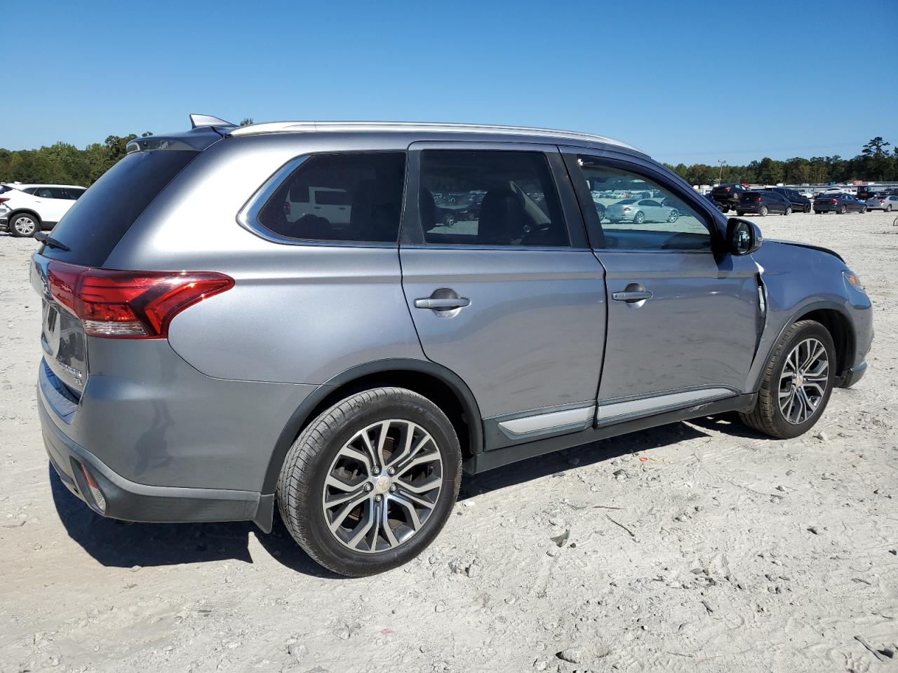 MITSUBISHI OUTLANDER SE