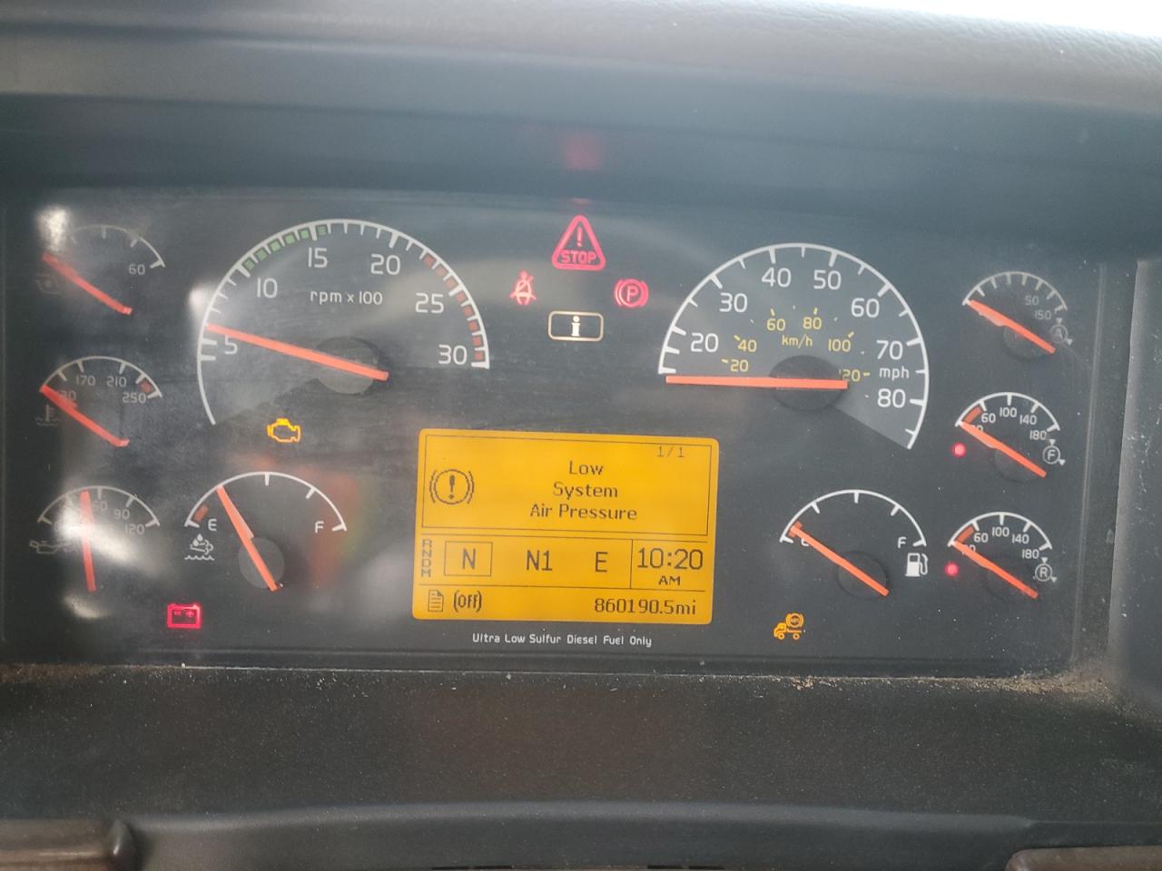 Lot #3265878235 2013 VOLVO VN VNM