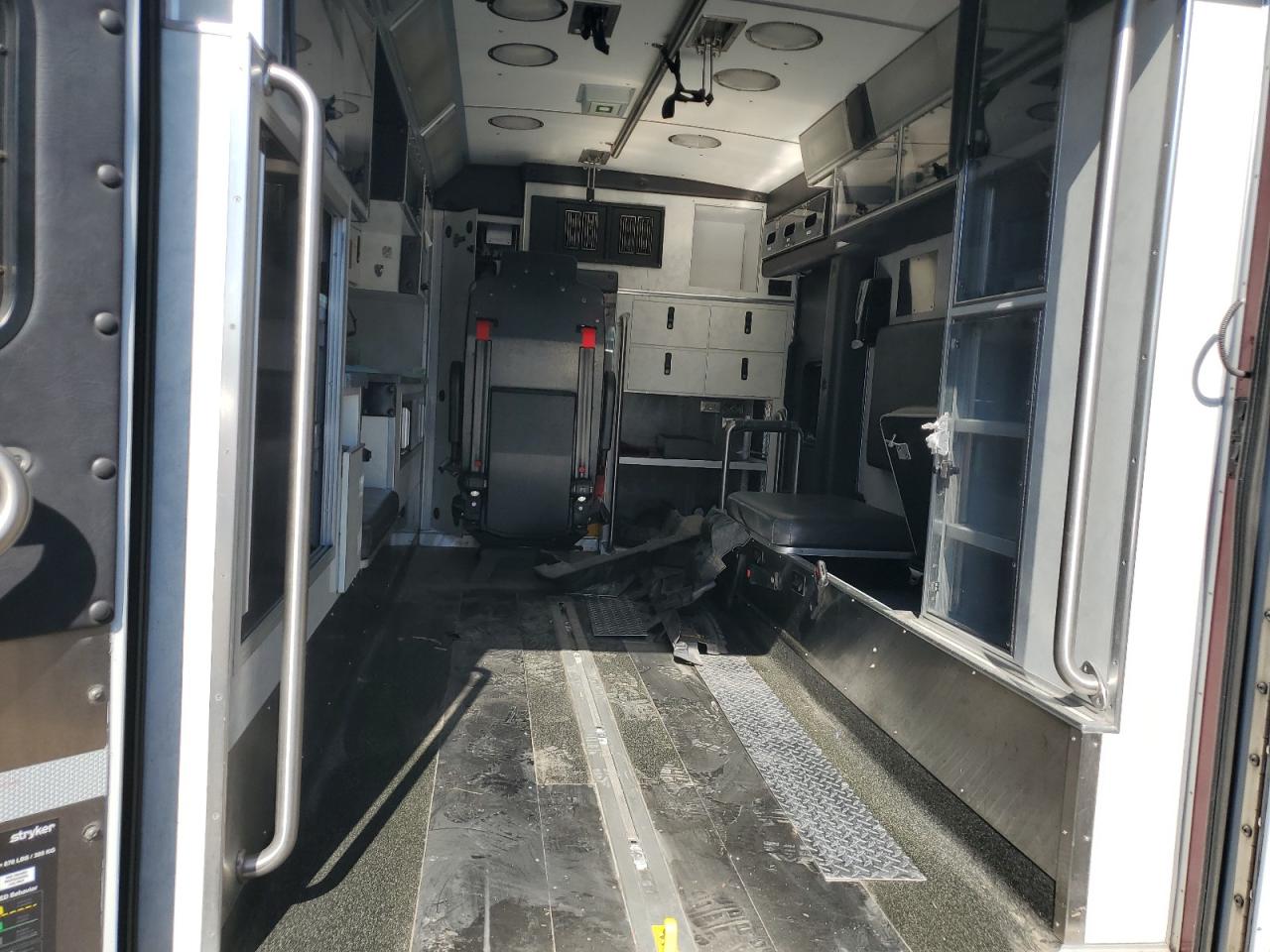 FORD ECONOLINE E450 SUPER DUTY CUTAWAY VAN