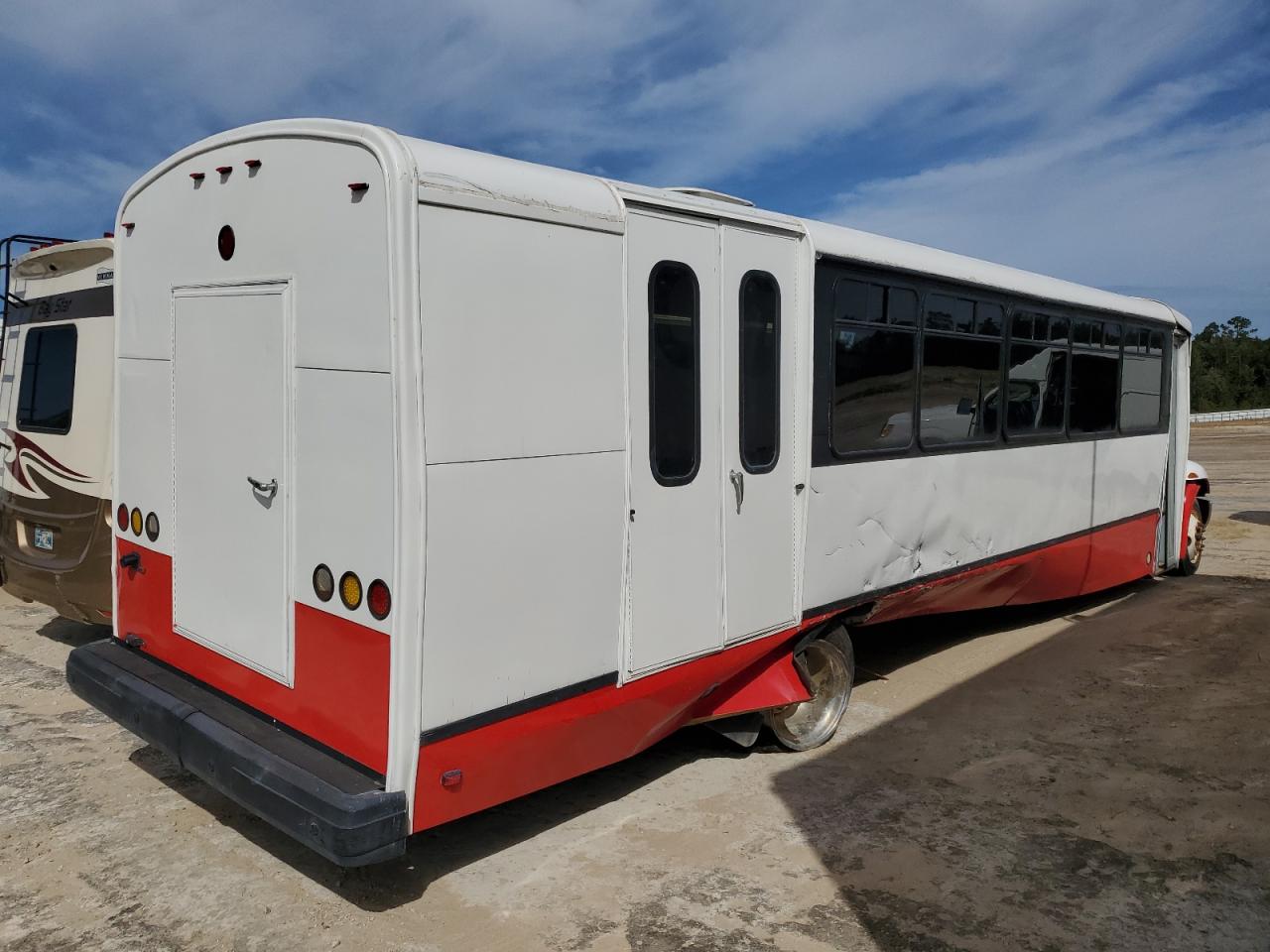 Lot #3268916262 2009 CHAR PASS BUS