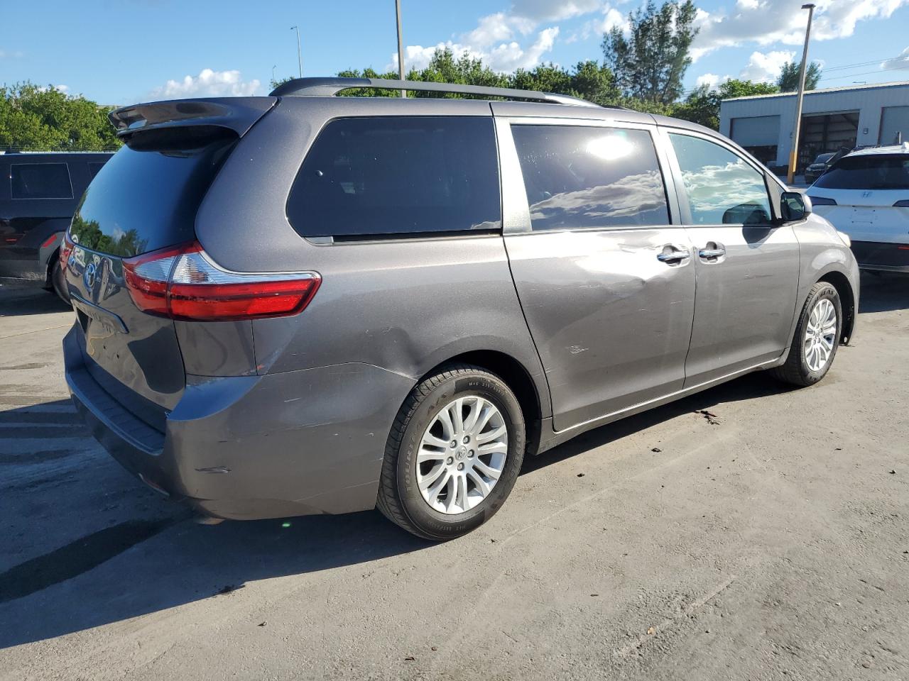 TOYOTA SIENNA XLE