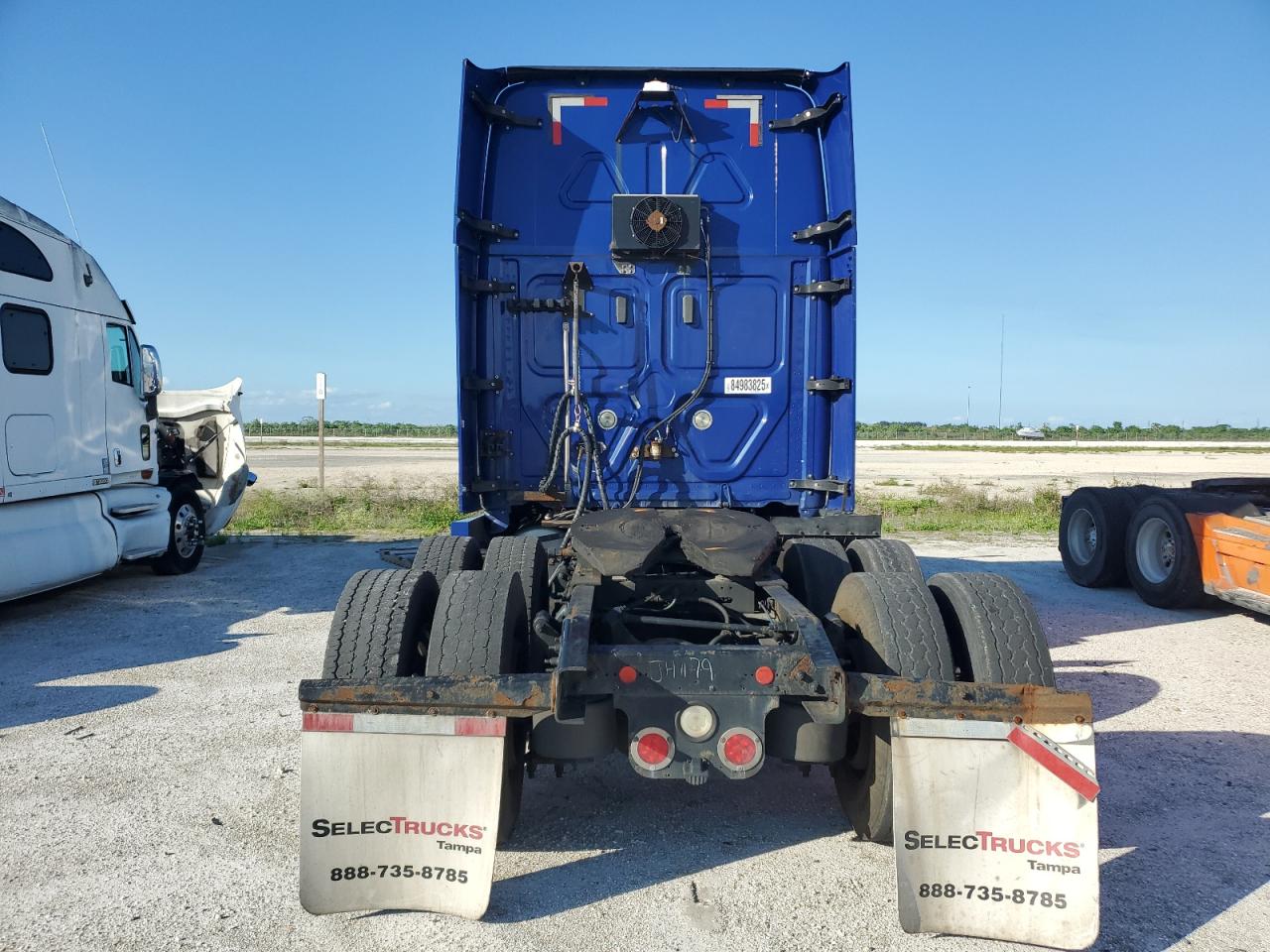 Lot #3269120717 2018 FREIGHTLINER CASCADIA 1