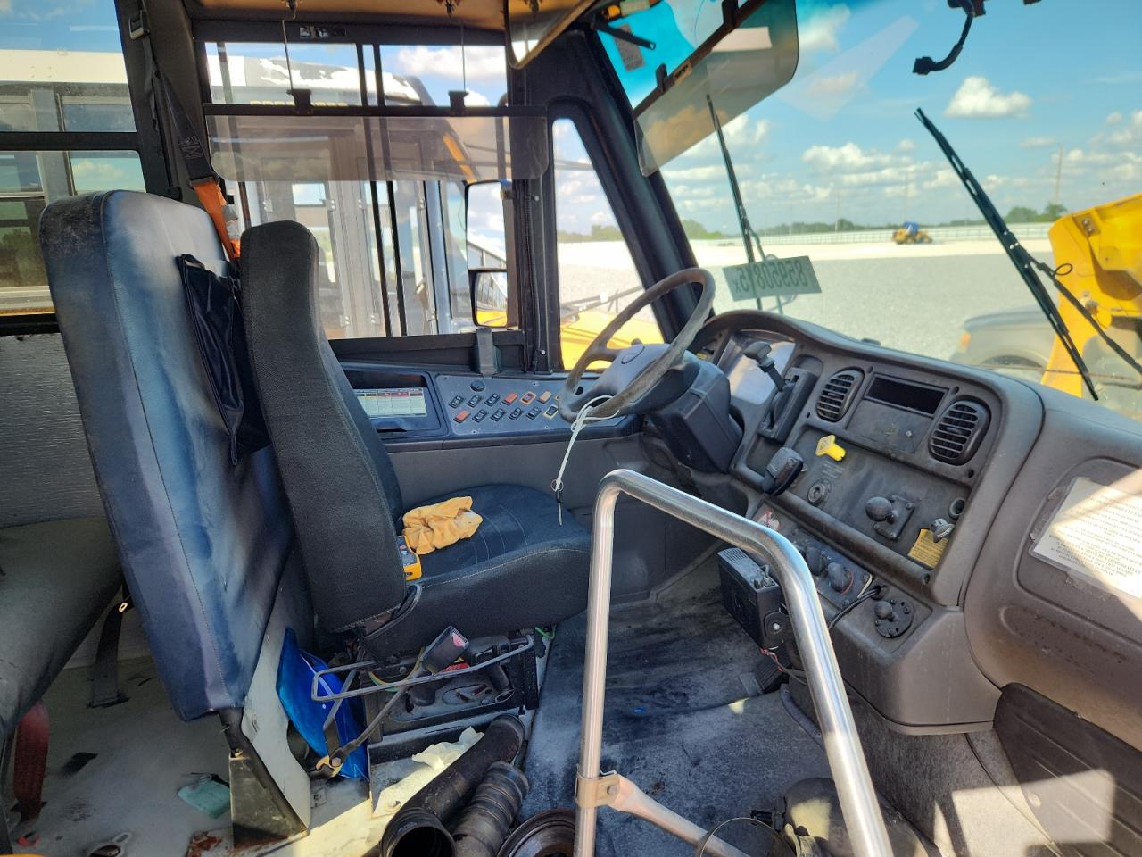 Lot #3287412363 2009 THOMABUSES SAF-T-LINER C2