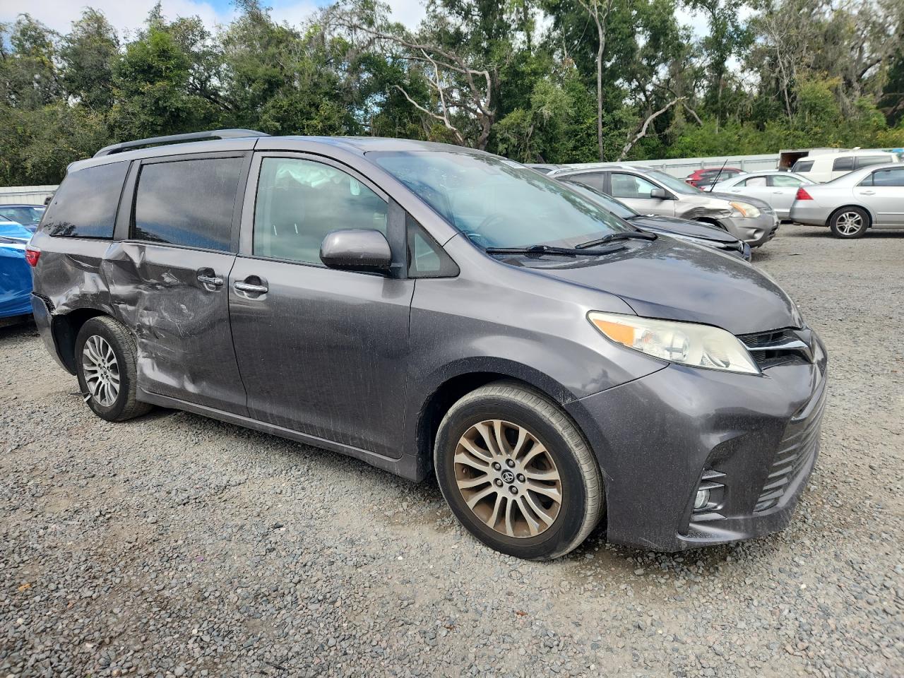 TOYOTA SIENNA XLE