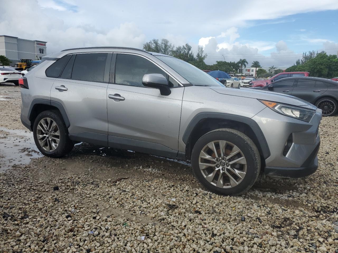 TOYOTA RAV4 XLE PREMIUM