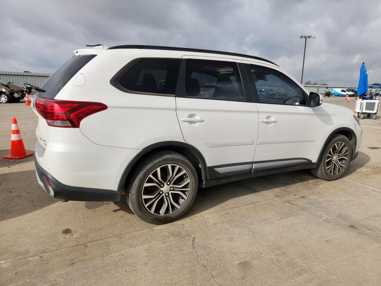 MITSUBISHI OUTLANDER SE