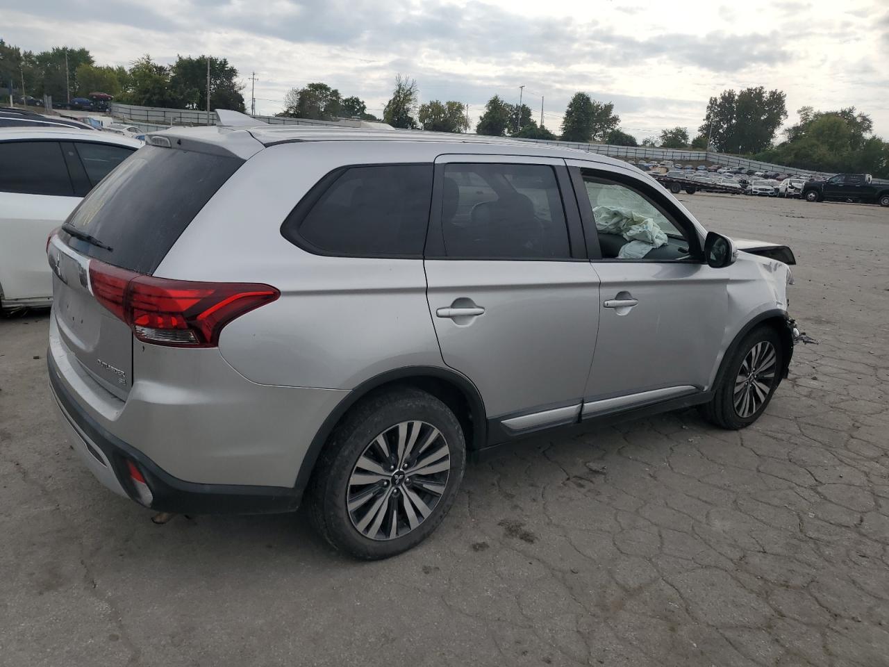 MITSUBISHI OUTLANDER SE