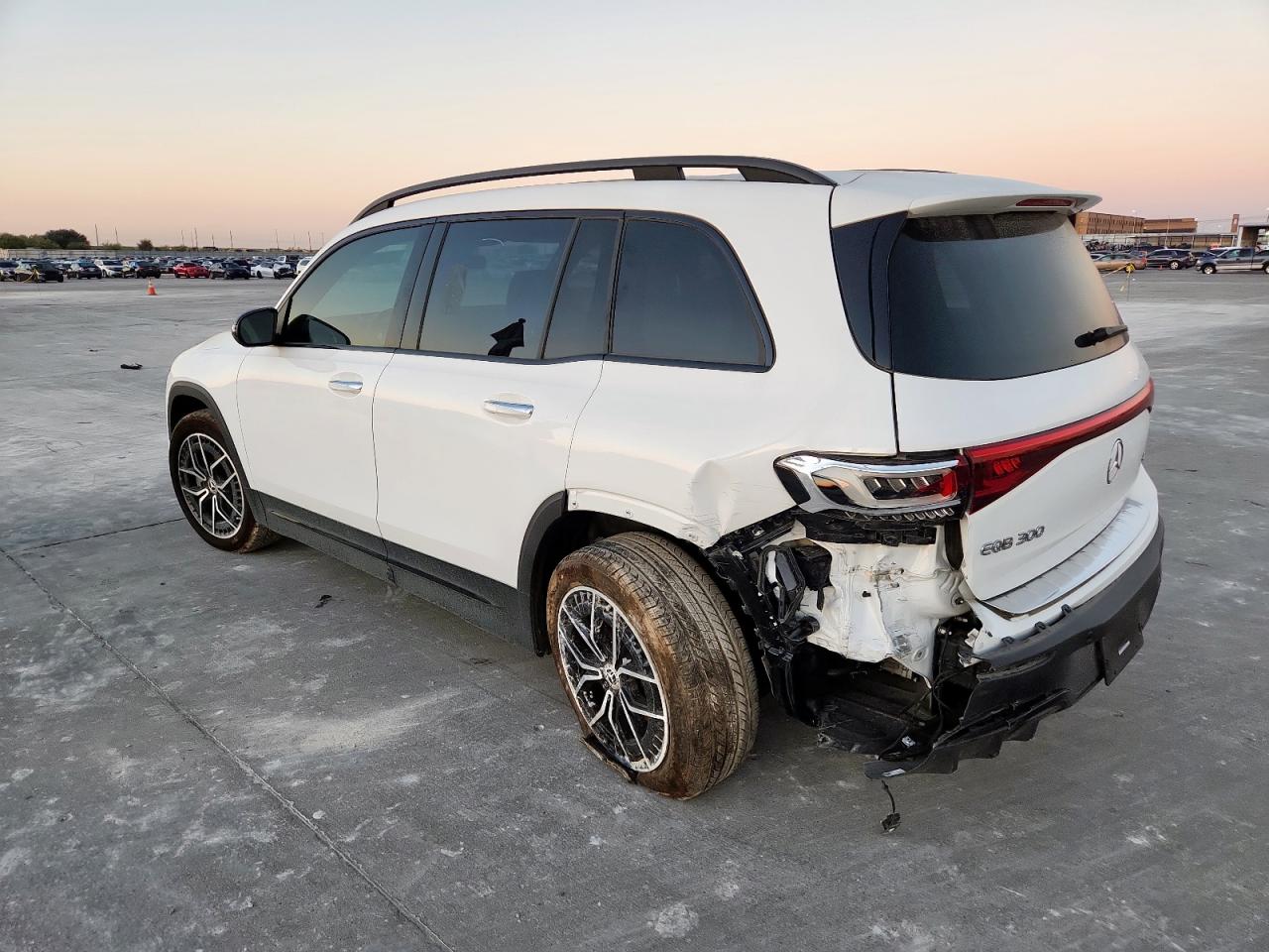 MERCEDES-BENZ EQB 300 4MATIC