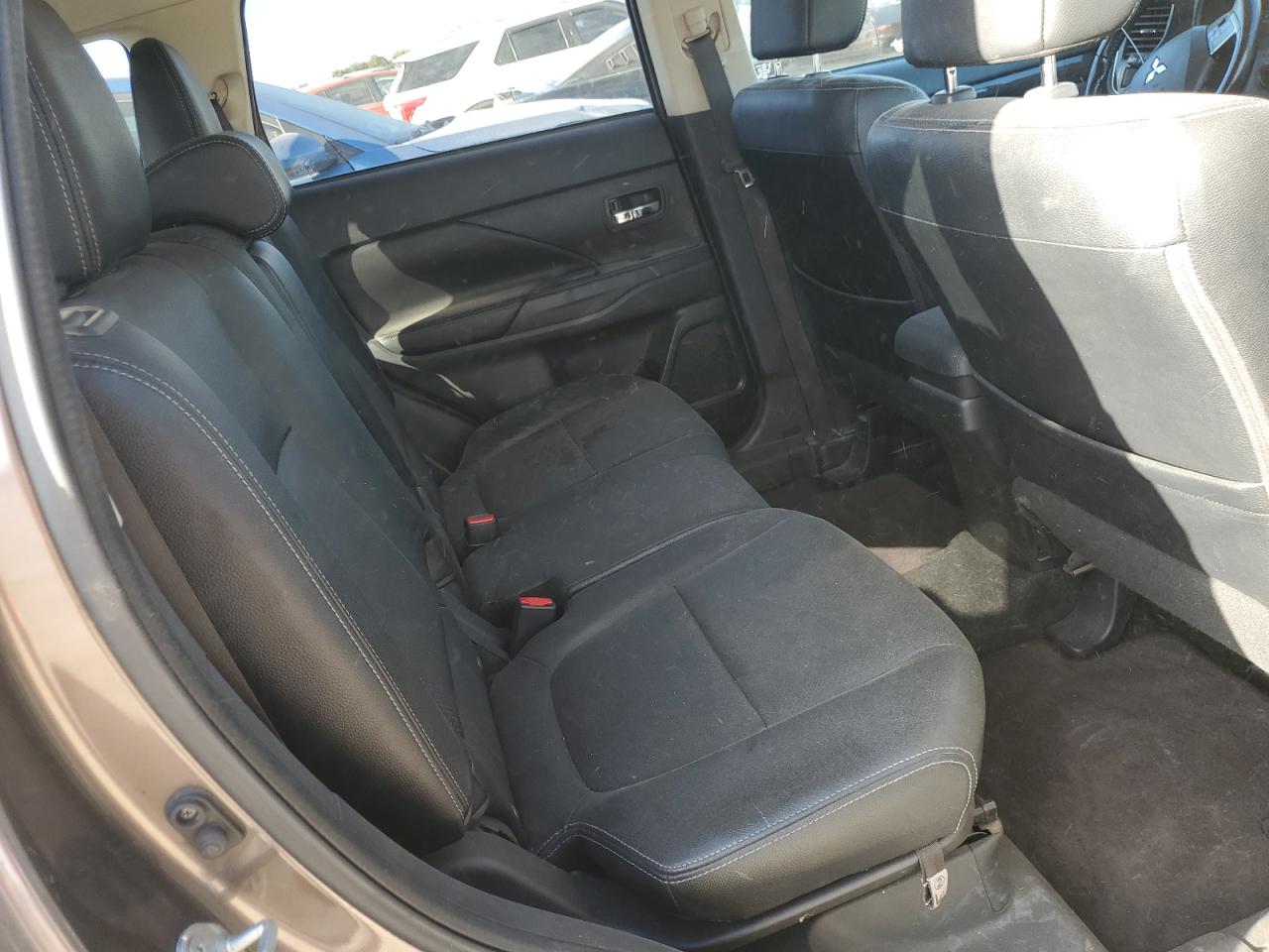 MITSUBISHI OUTLANDER SE