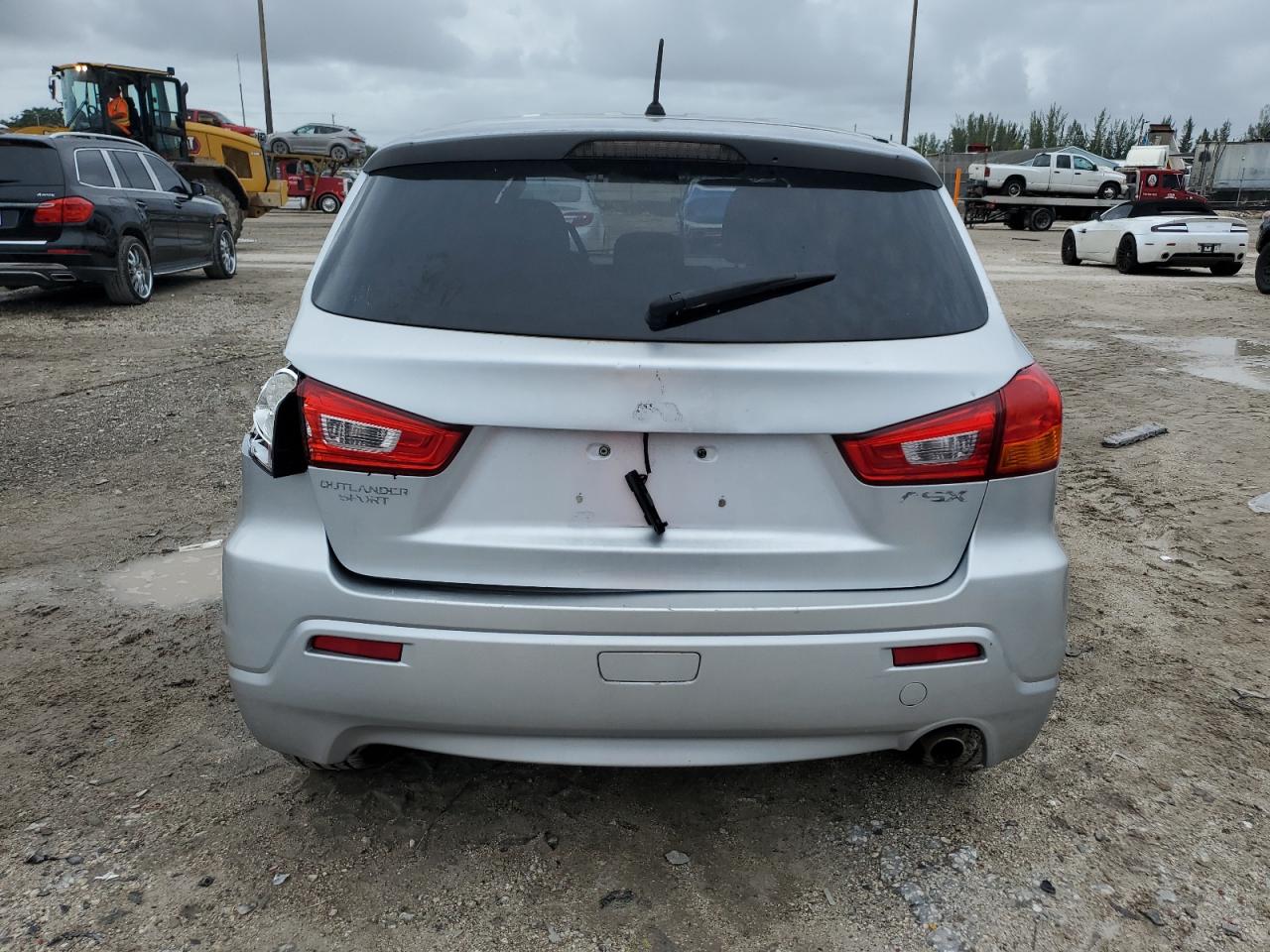 MITSUBISHI OUTLANDER SE