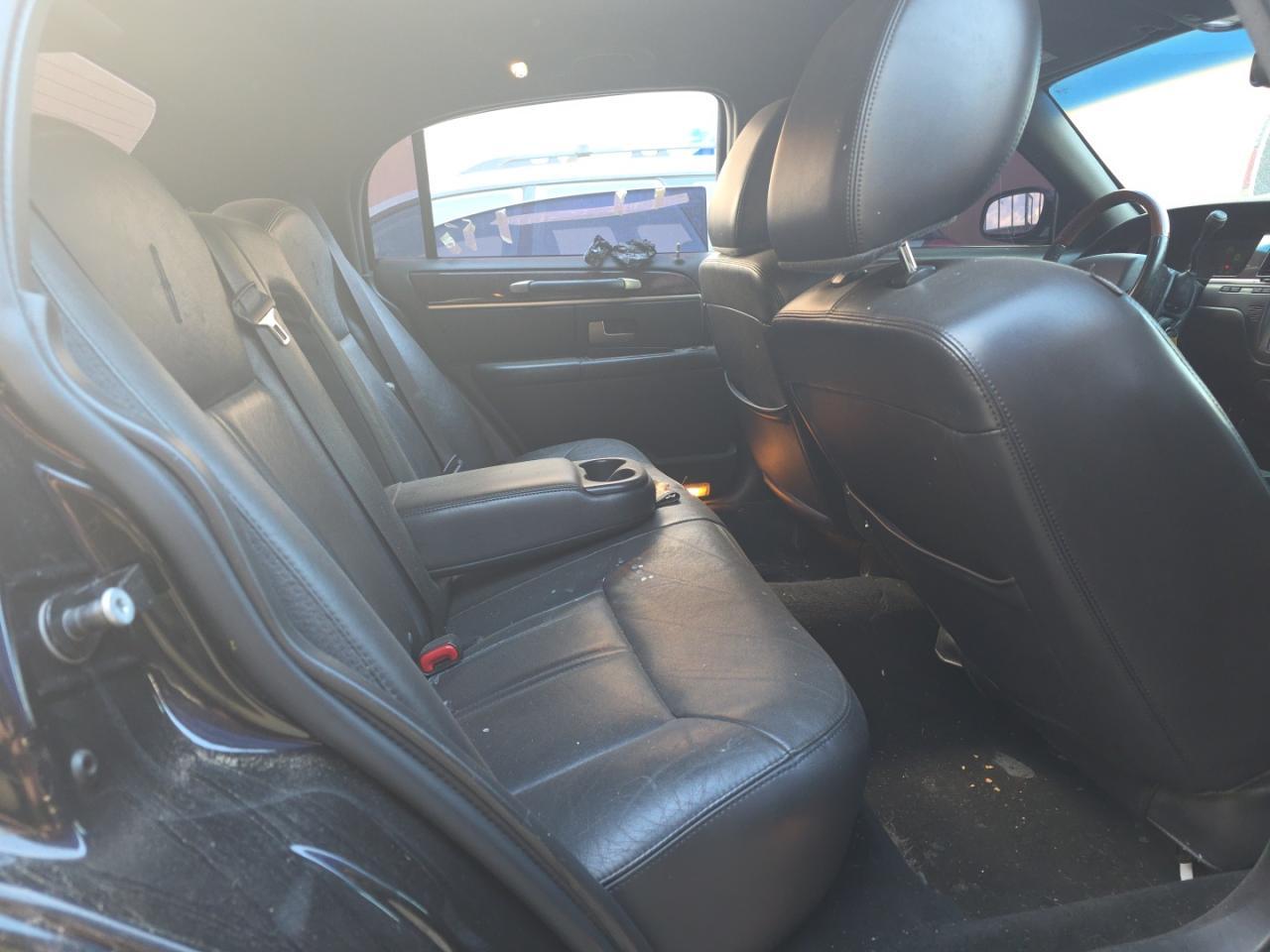 LINCOLN TOWN CAR SIGNATURE LIMITED