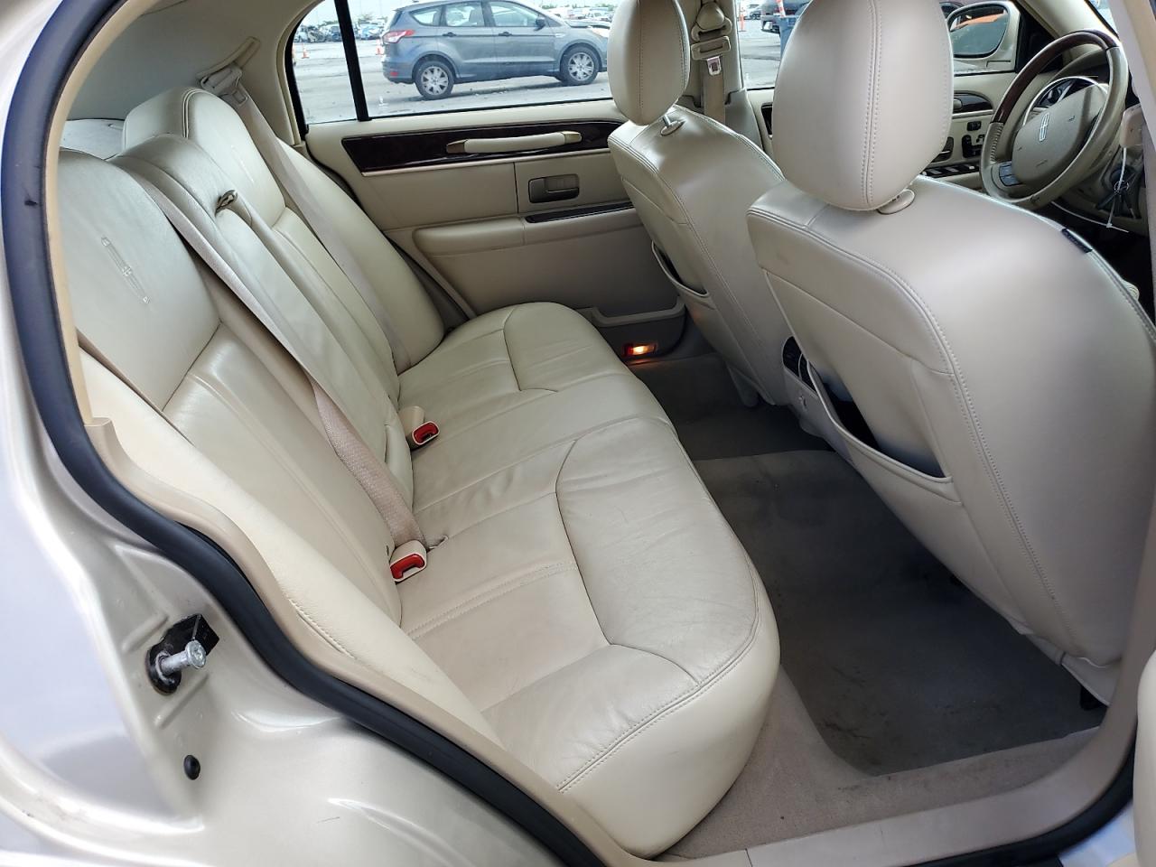 LINCOLN TOWN CAR SIGNATURE LIMITED