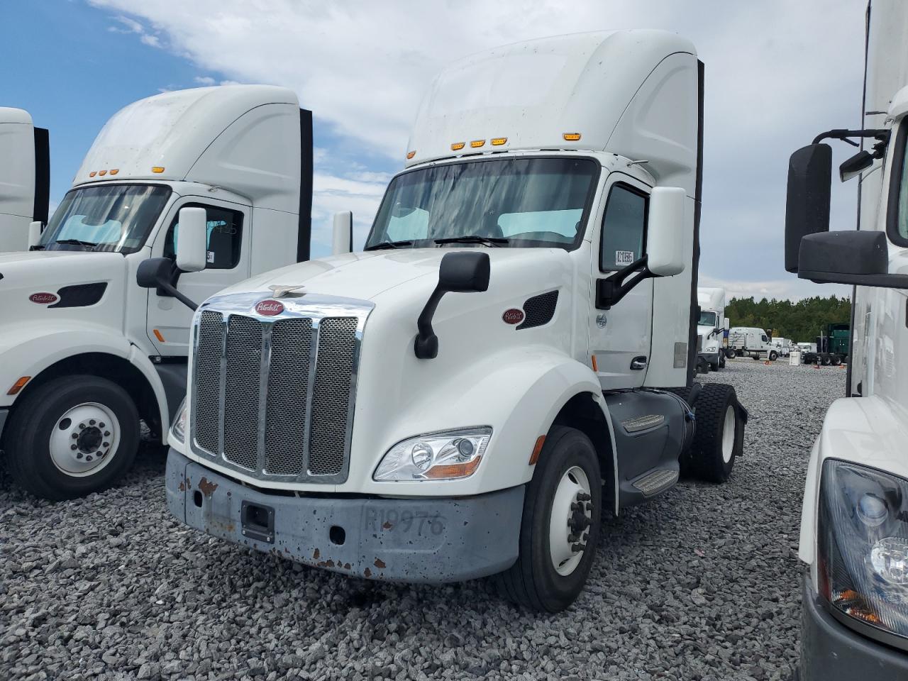 Lot #3285540267 2017 PETERBILT TRACTOR 579