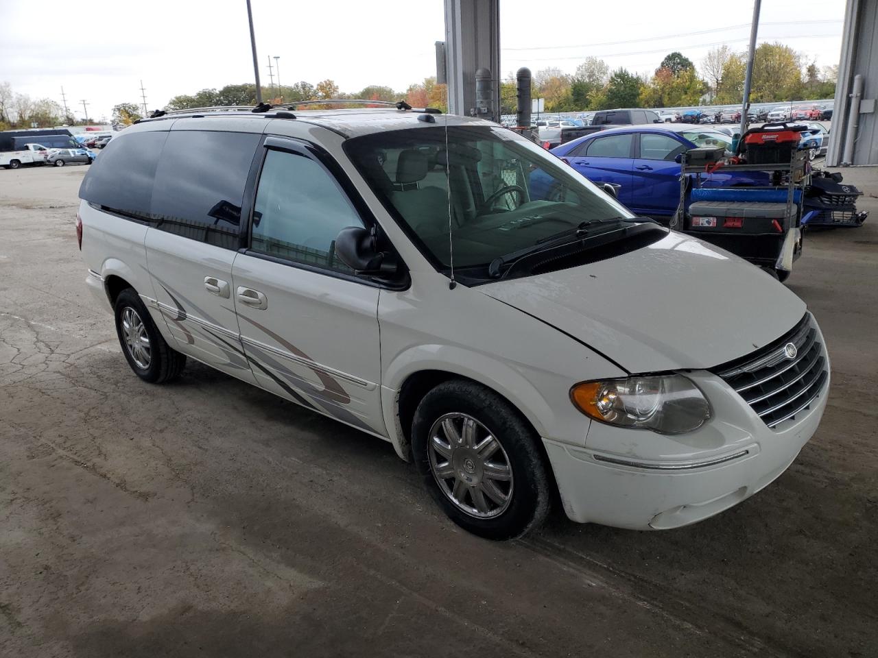 Lot #3270950965 2005 CHRYSLER TOWN & COU