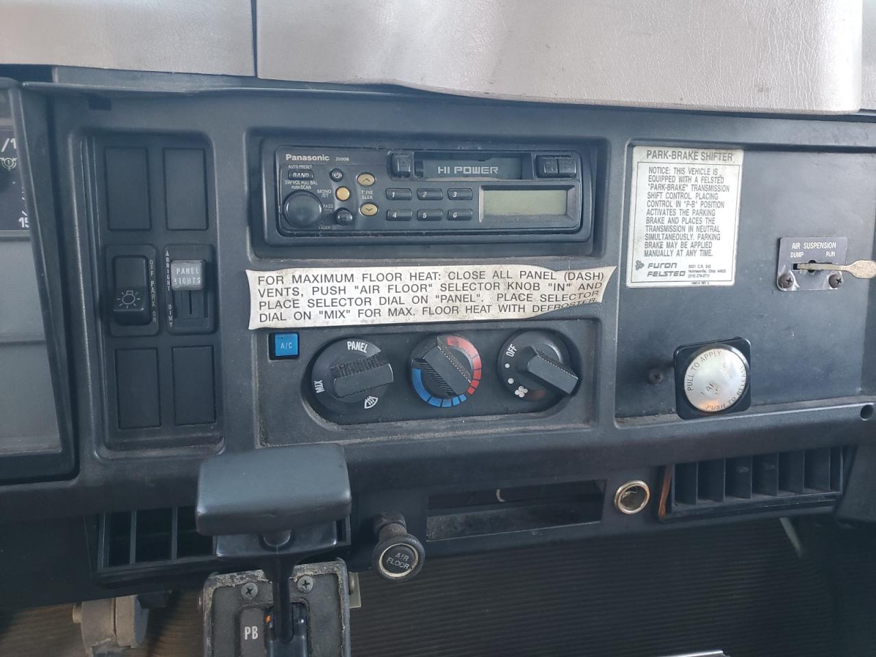 Lot #3276395659 1999 INTERNATIONAL 4700 BOX TRUCK