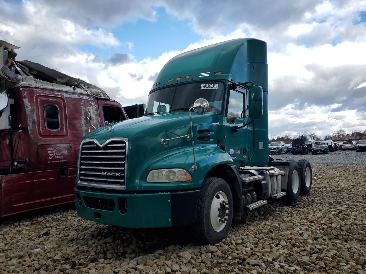 Lot #3281471009 2014 MACK CXU613