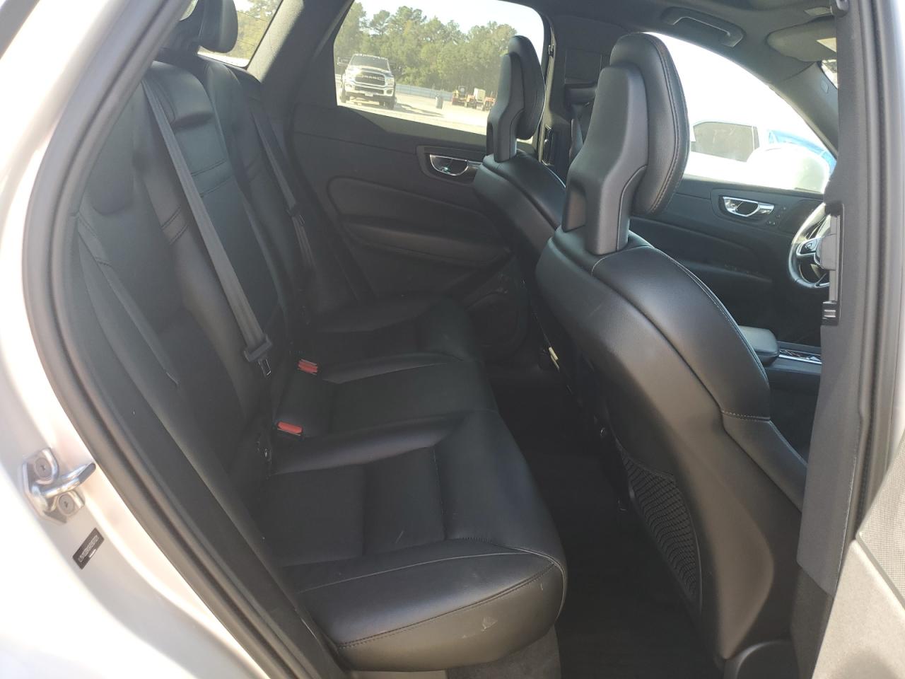 VOLVO XC60 T5 MOMENTUM