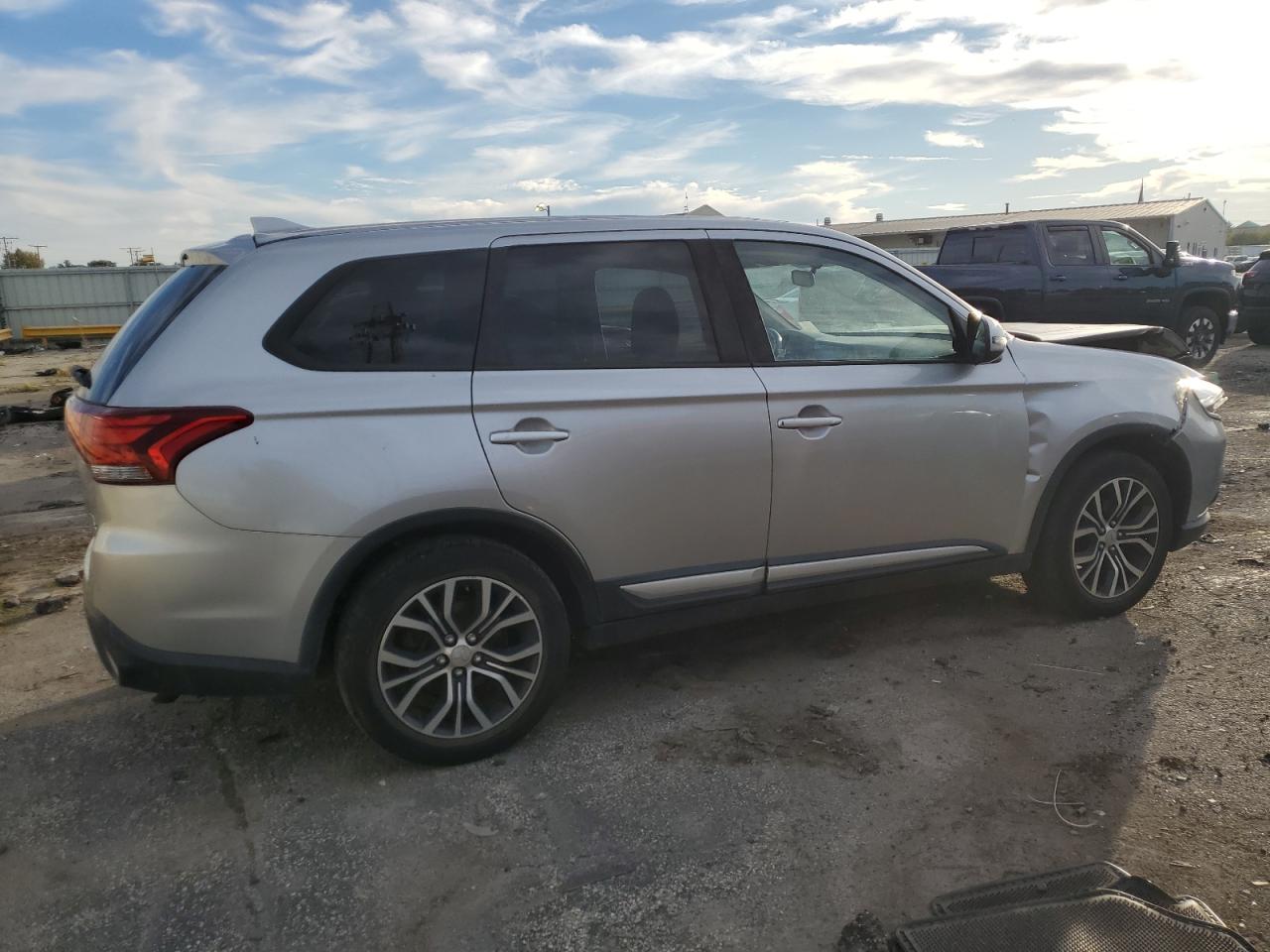 MITSUBISHI OUTLANDER SE
