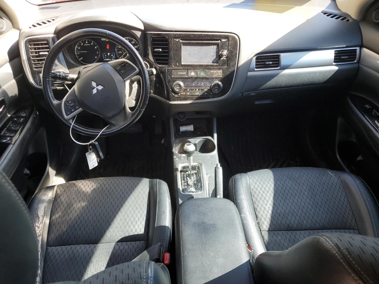 MITSUBISHI OUTLANDER SE