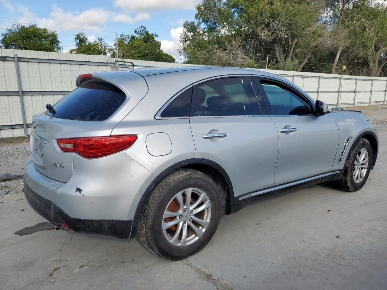 INFINITI QX70