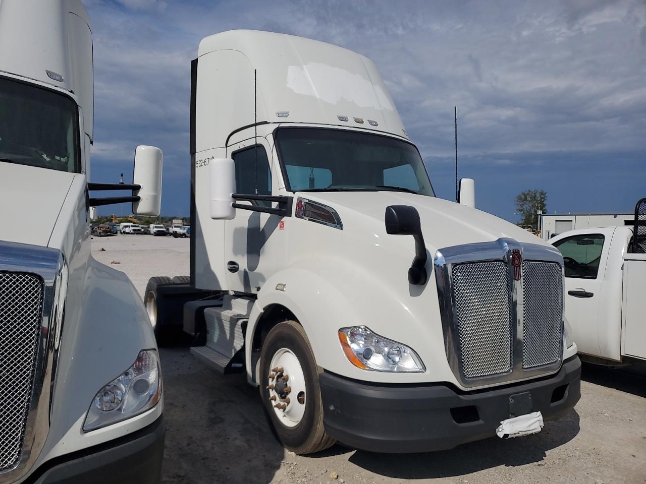 Lot #3266057326 2017 KENWORTH T680