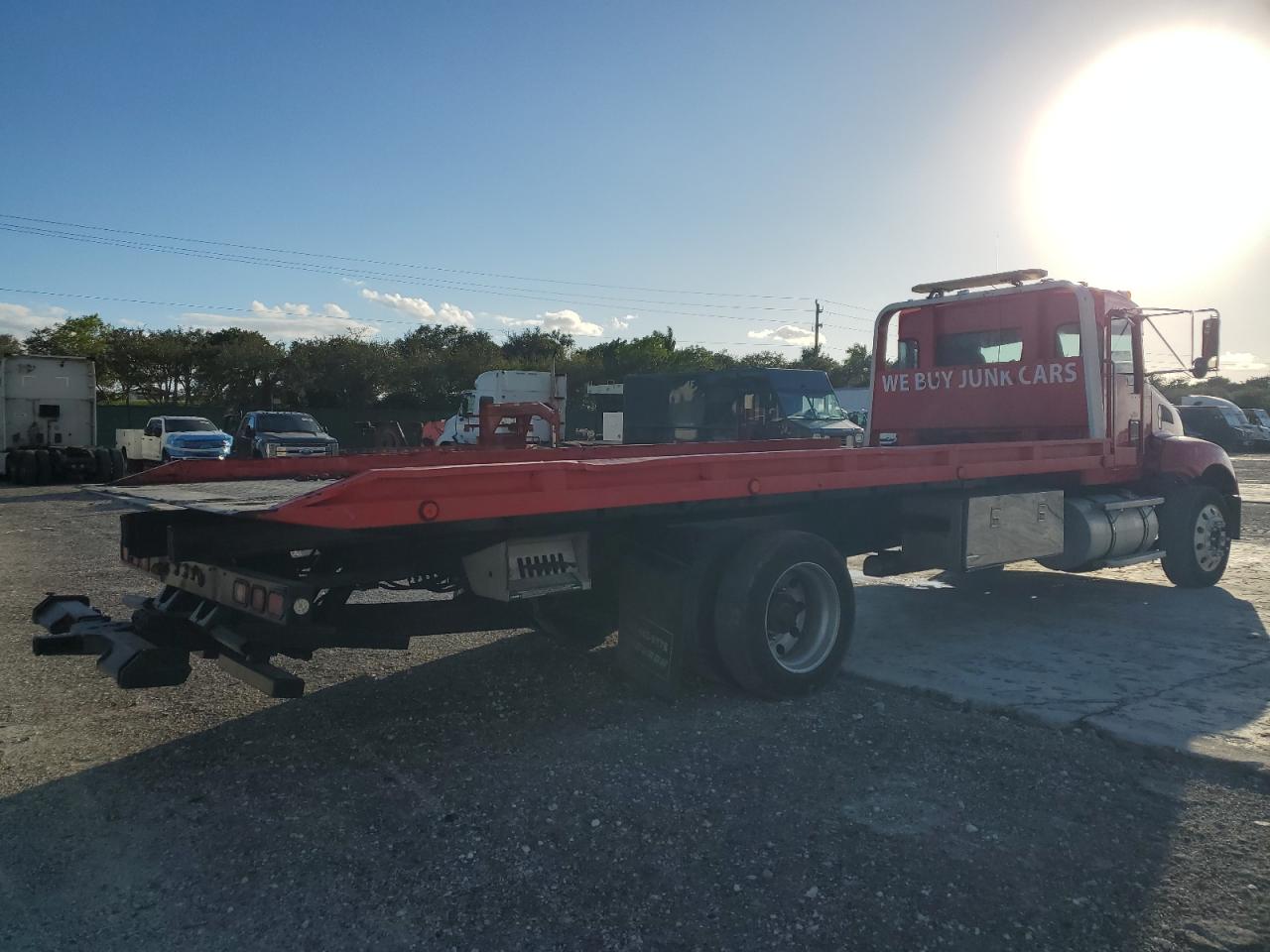 Lot #3284626334 2010 KENWORTH CONSTRUCTI