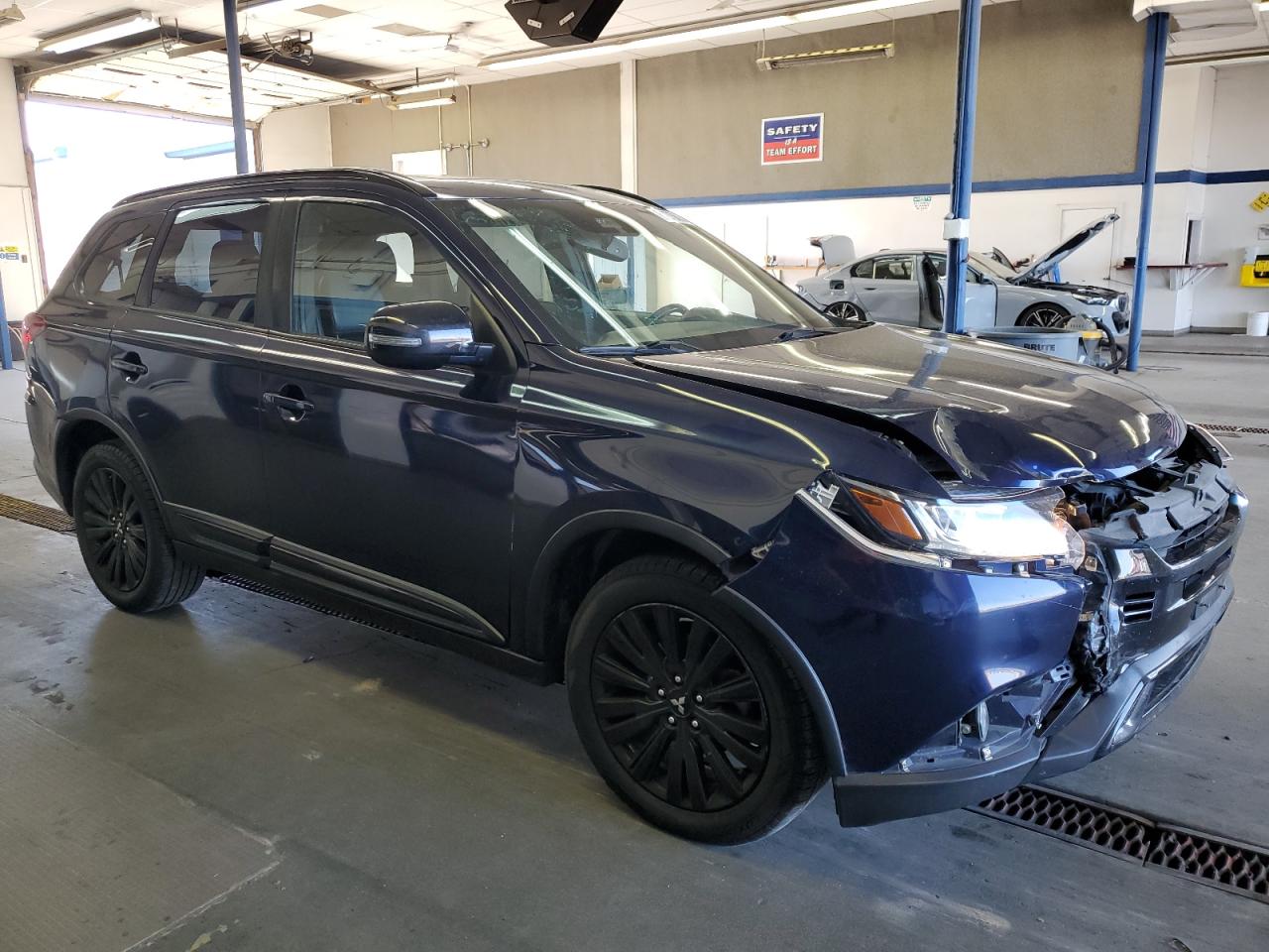 MITSUBISHI OUTLANDER SE