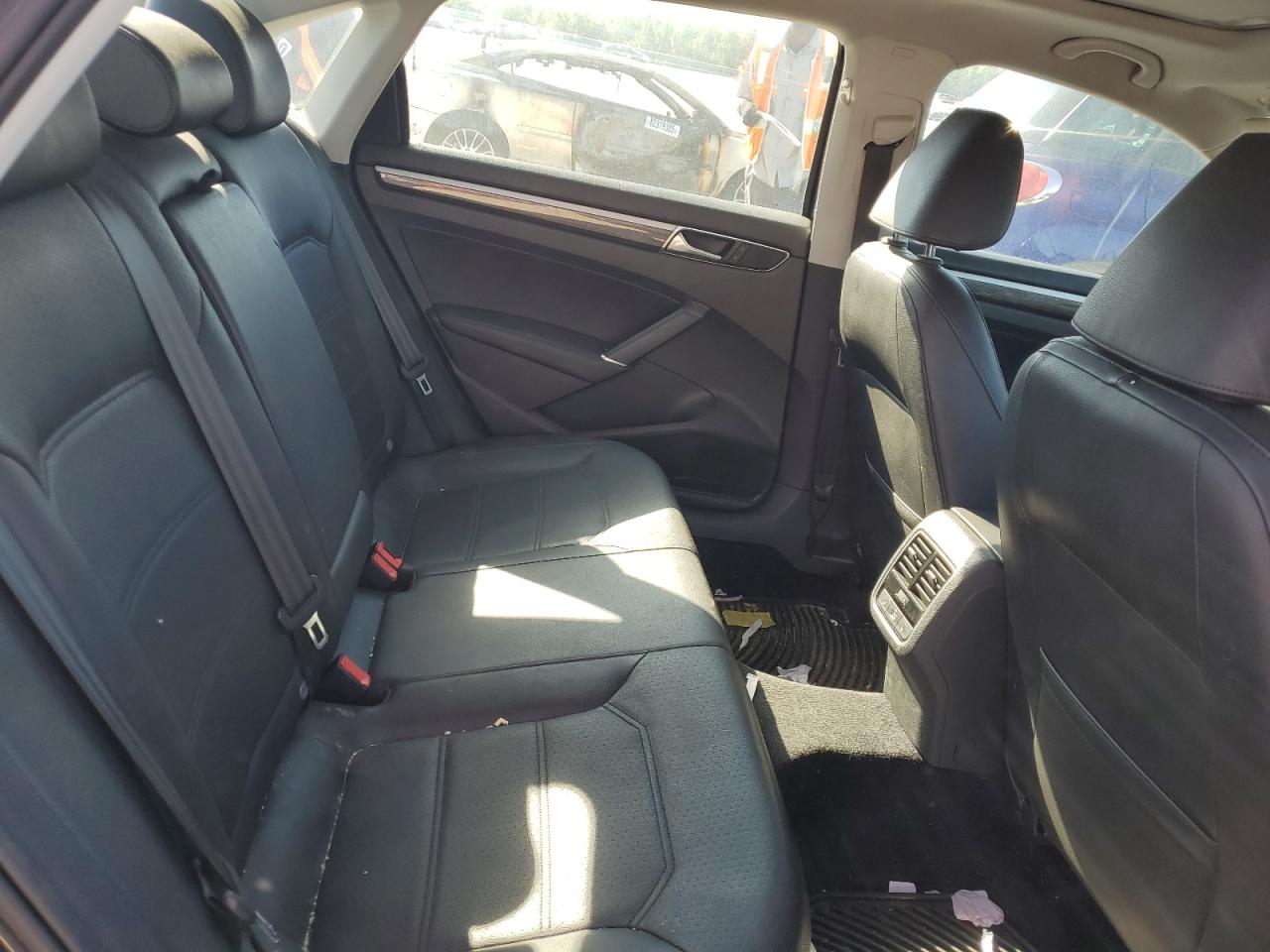 VOLKSWAGEN PASSAT SE