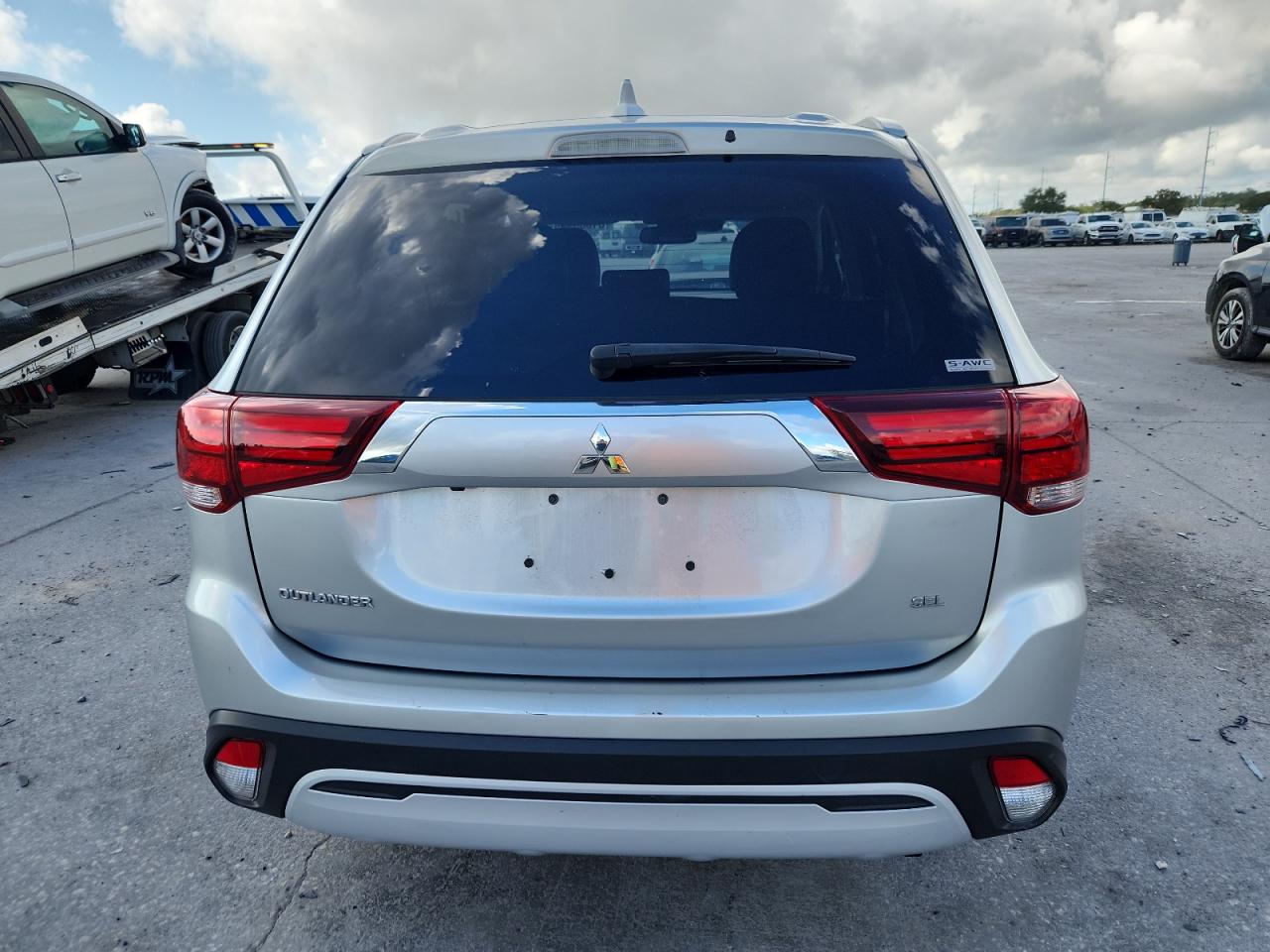 MITSUBISHI OUTLANDER SE