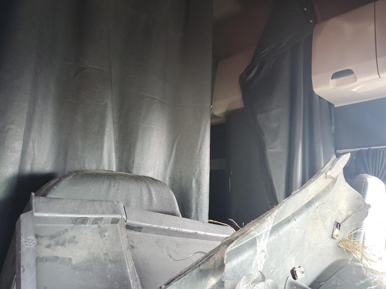 Lot #3302846929 2020 FREIGHTLINER CASCADIA 1