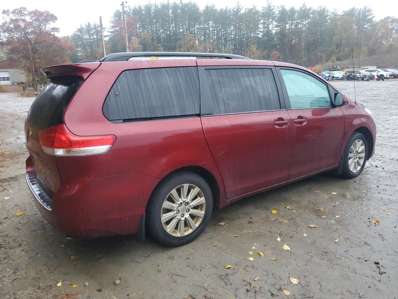 Lot #3280304999 2013 TOYOTA SIENNA LE