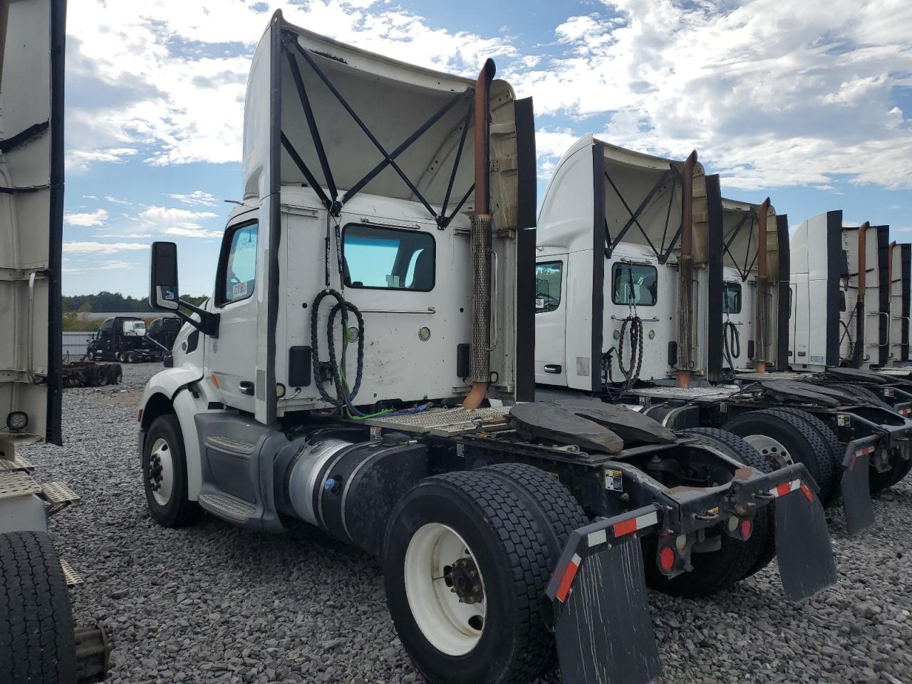 Lot #3285540267 2017 PETERBILT TRACTOR 579