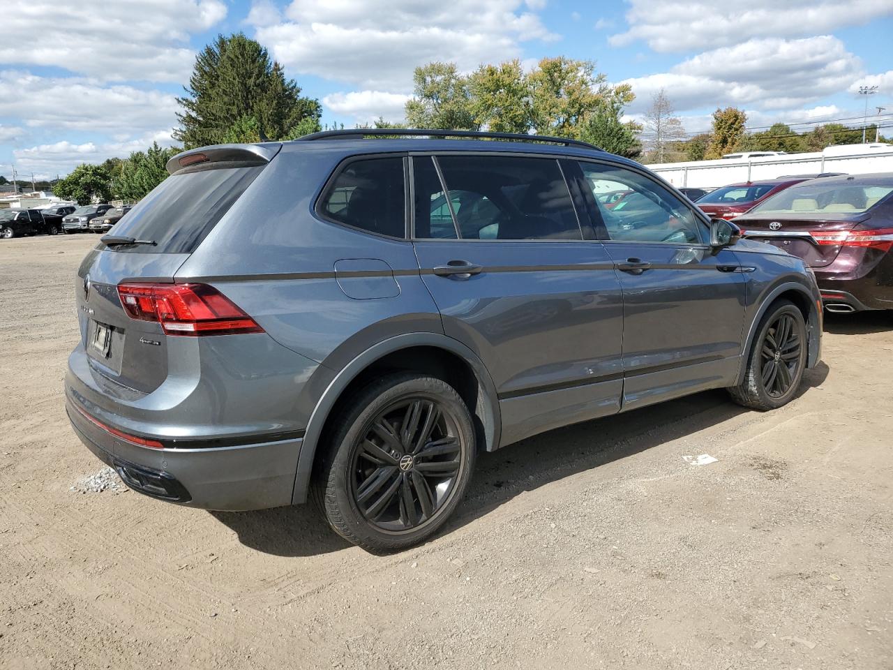 VOLKSWAGEN TIGUAN SE R-LINE BLACK