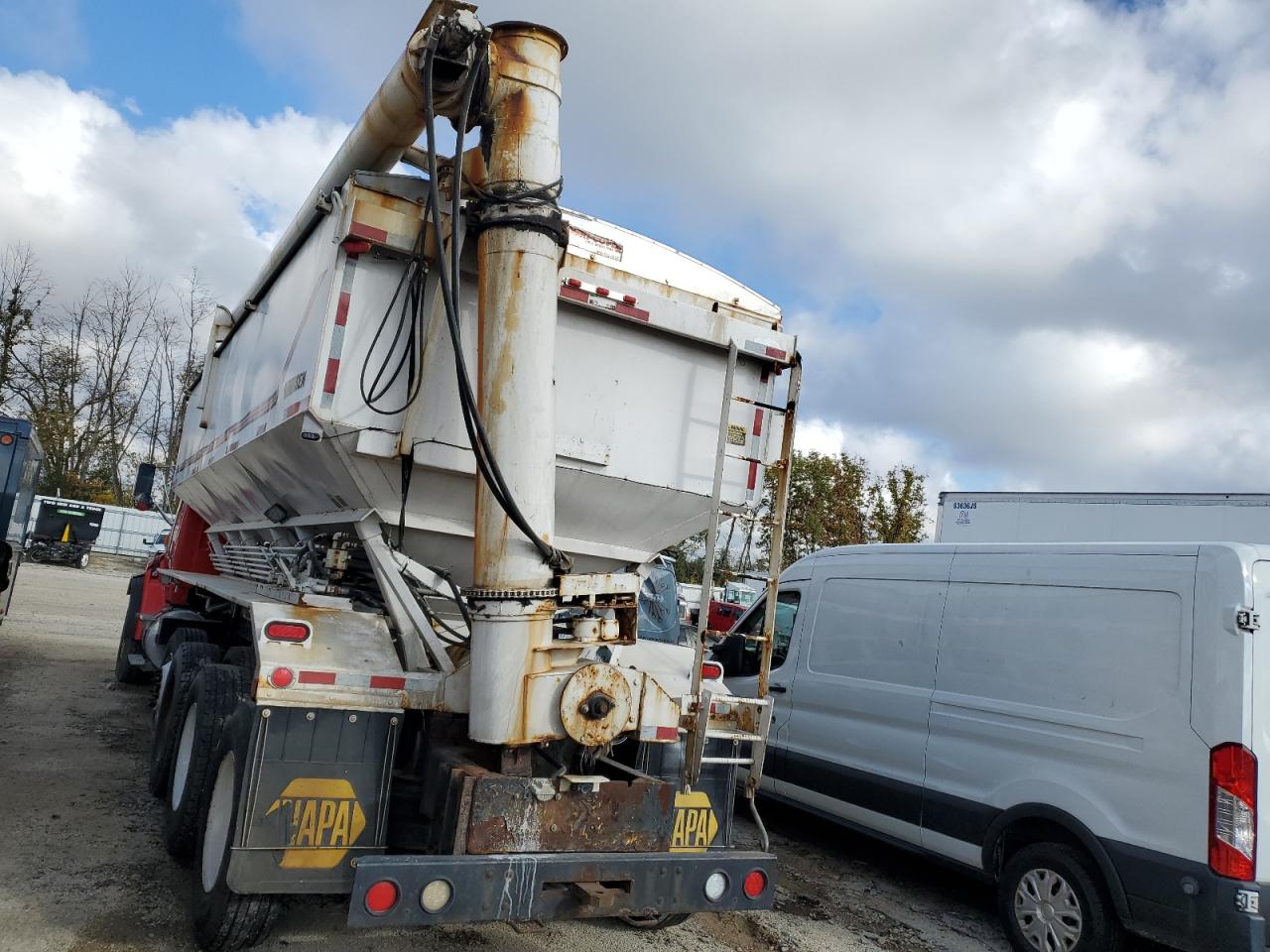 Lot #3316833661 2004 STERLING TRUCK L9500