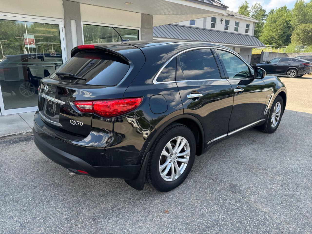 INFINITI QX70