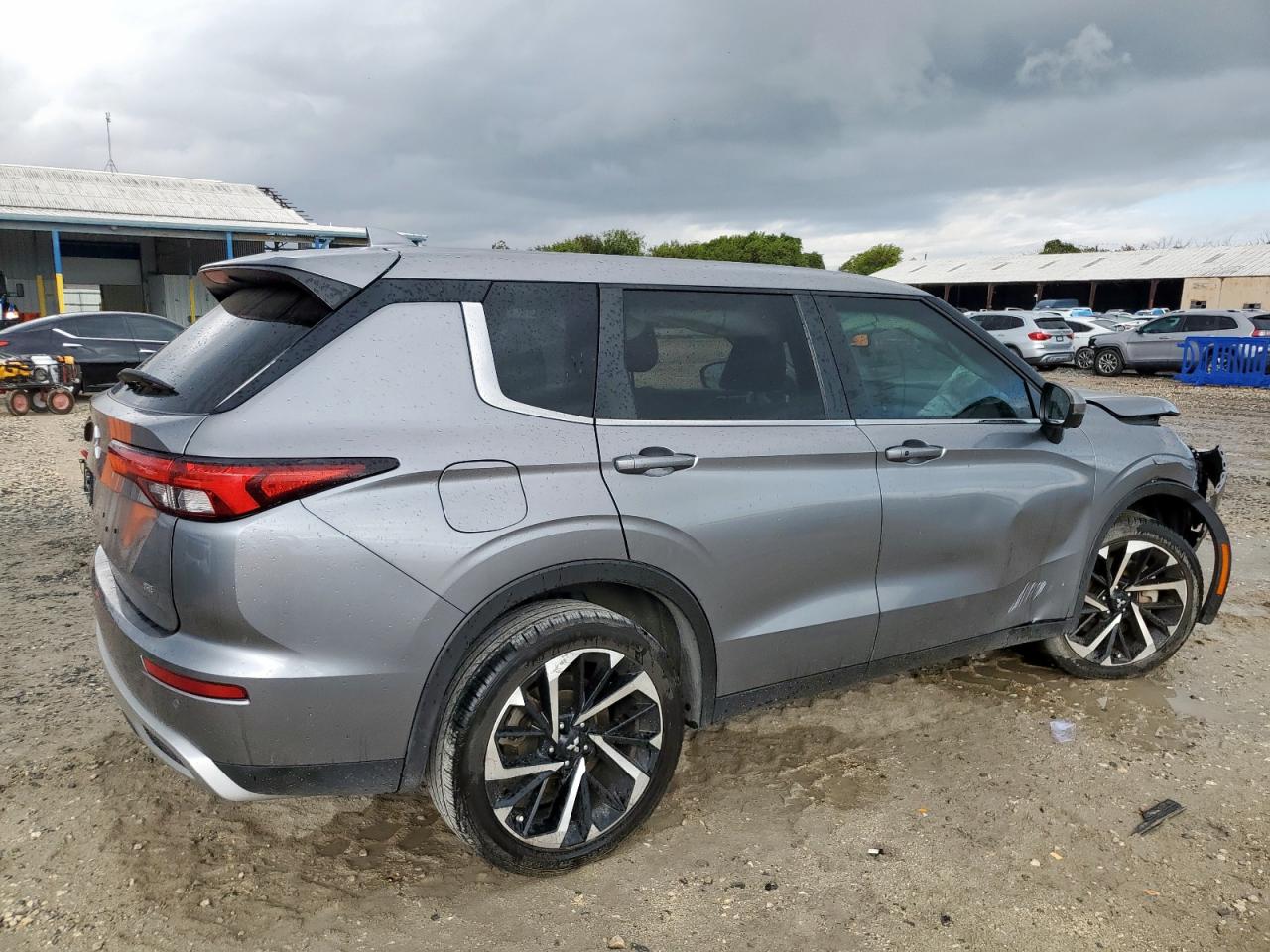 MITSUBISHI OUTLANDER SE