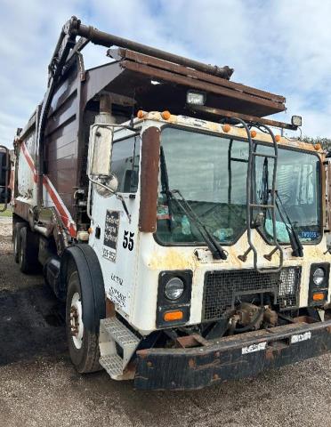 Global Auto Auctions: 2003 MACK 600 MR600