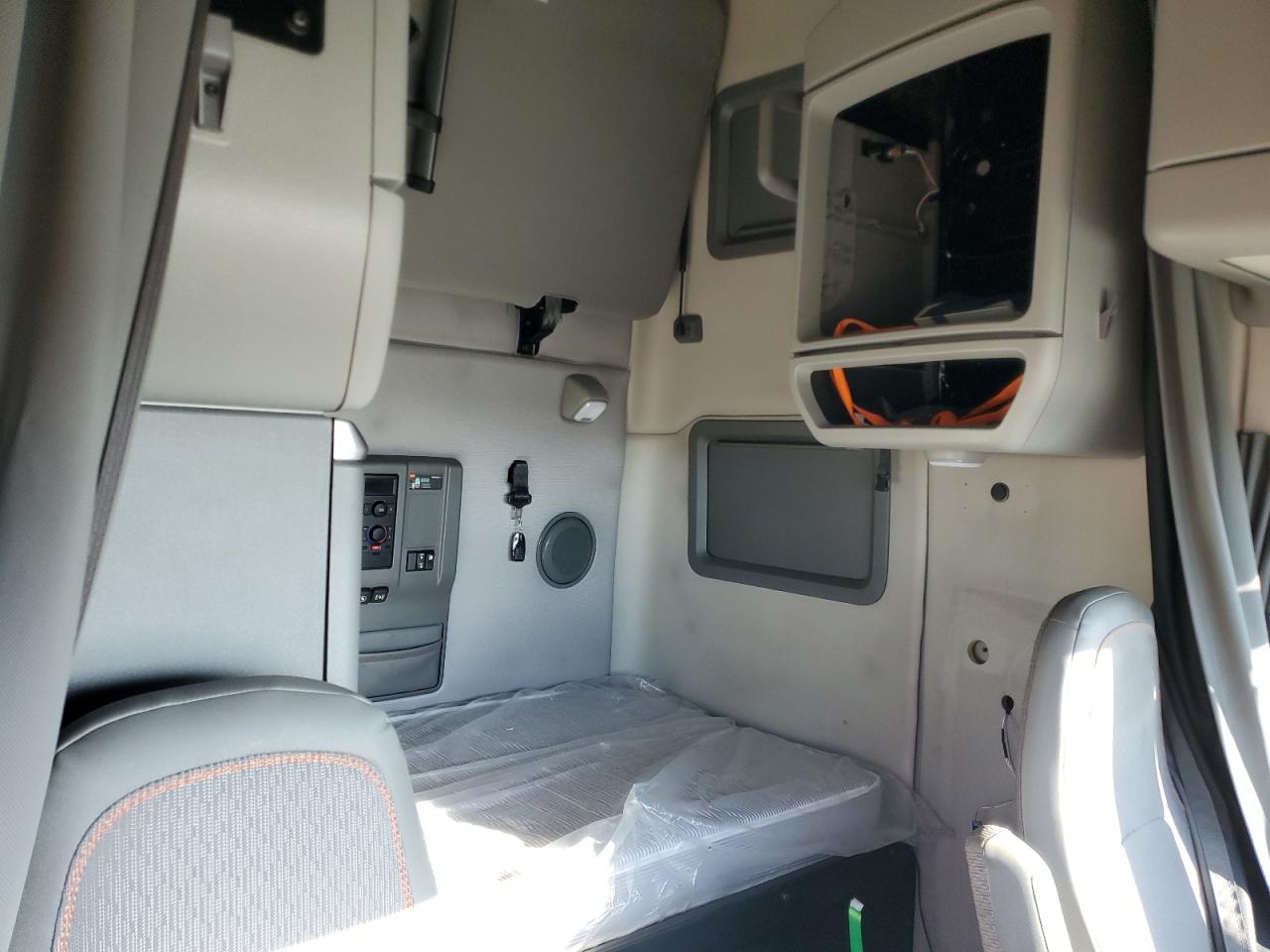 Lot #3302928619 2022 VOLVO VNL