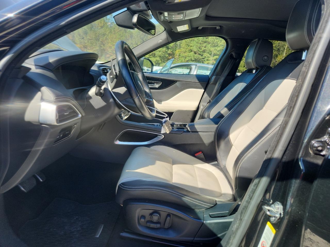 JAGUAR F-PACE R - SPORT